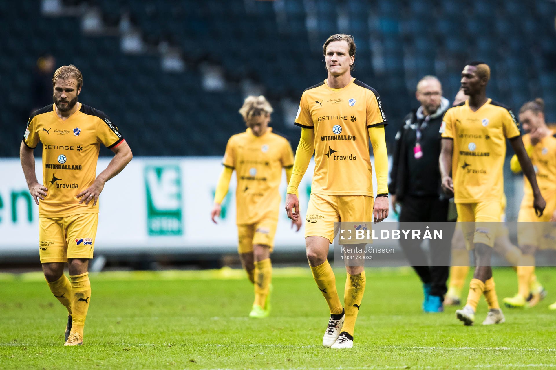 Halmstads Alexander Berntsson deppar med lagkamrater