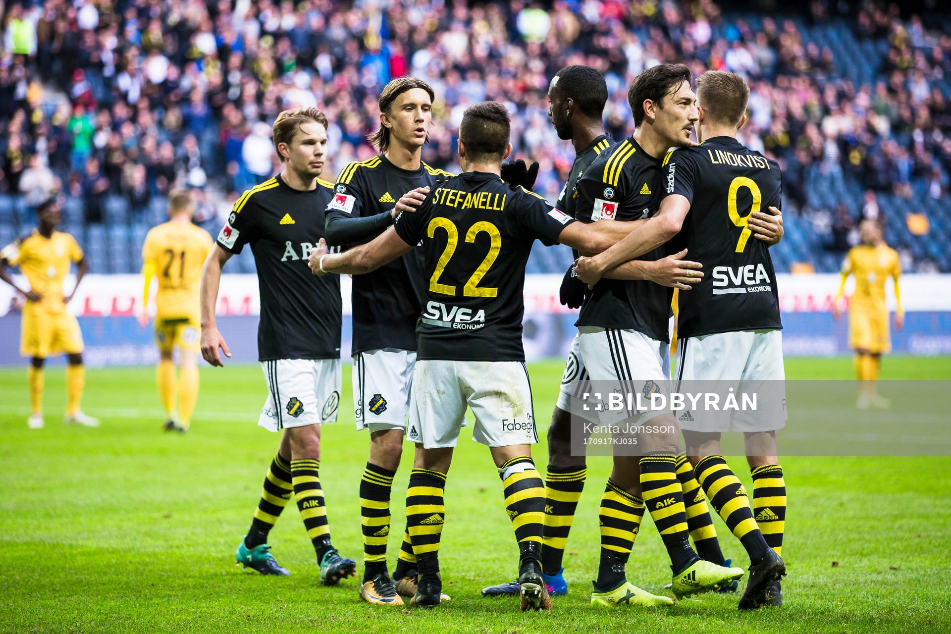 s Nicolas Stefanelli (m) jublar med Henok Goitom ,