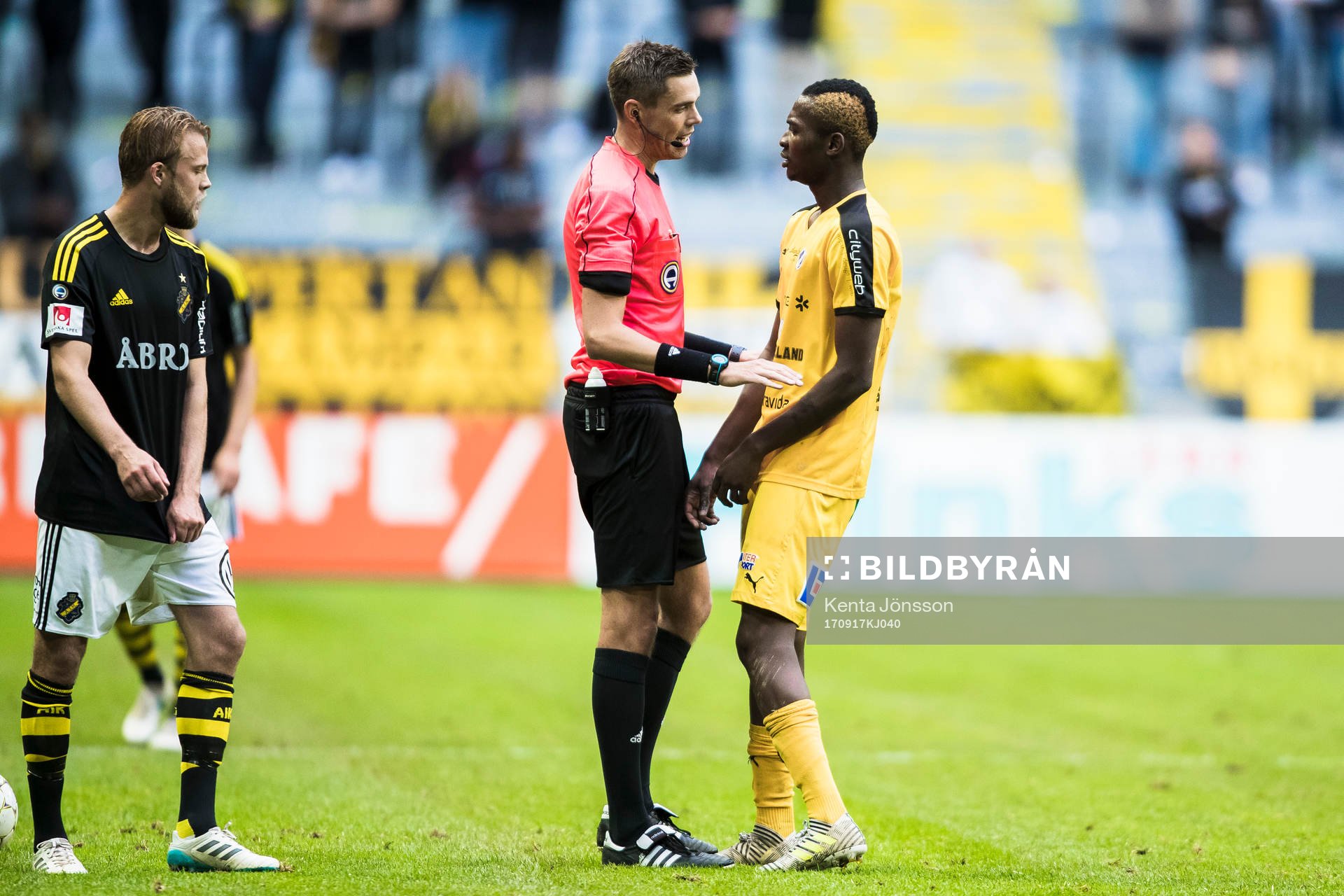 Domare Magnus Lindgren och Halmstads Aboubakar Keita