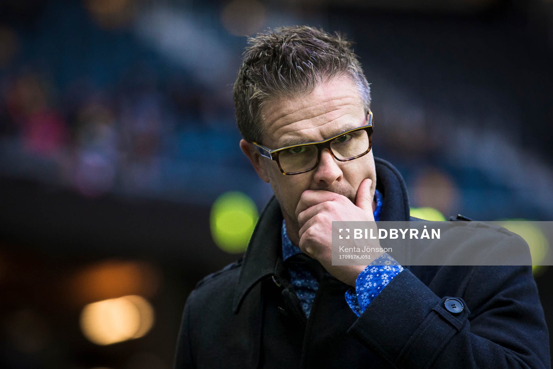 s tränare Rikard Norling innan fotbollsmatchen i