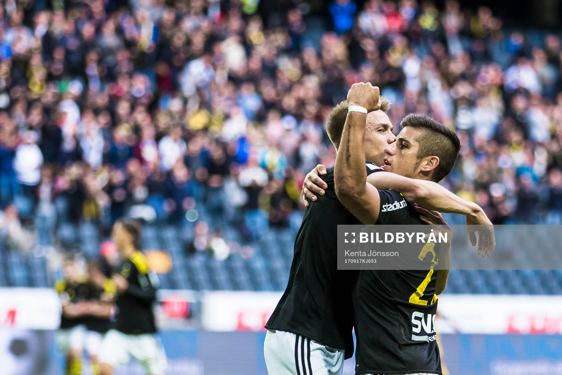 AIK:s Nicolas Stefanelli (h) jublar med Rasmus Lindkvist efter 1-0 under fotbollsmatchen i Allsvenskan mellan AIK och Halmstad den 17 September 2017 i Stockholm.