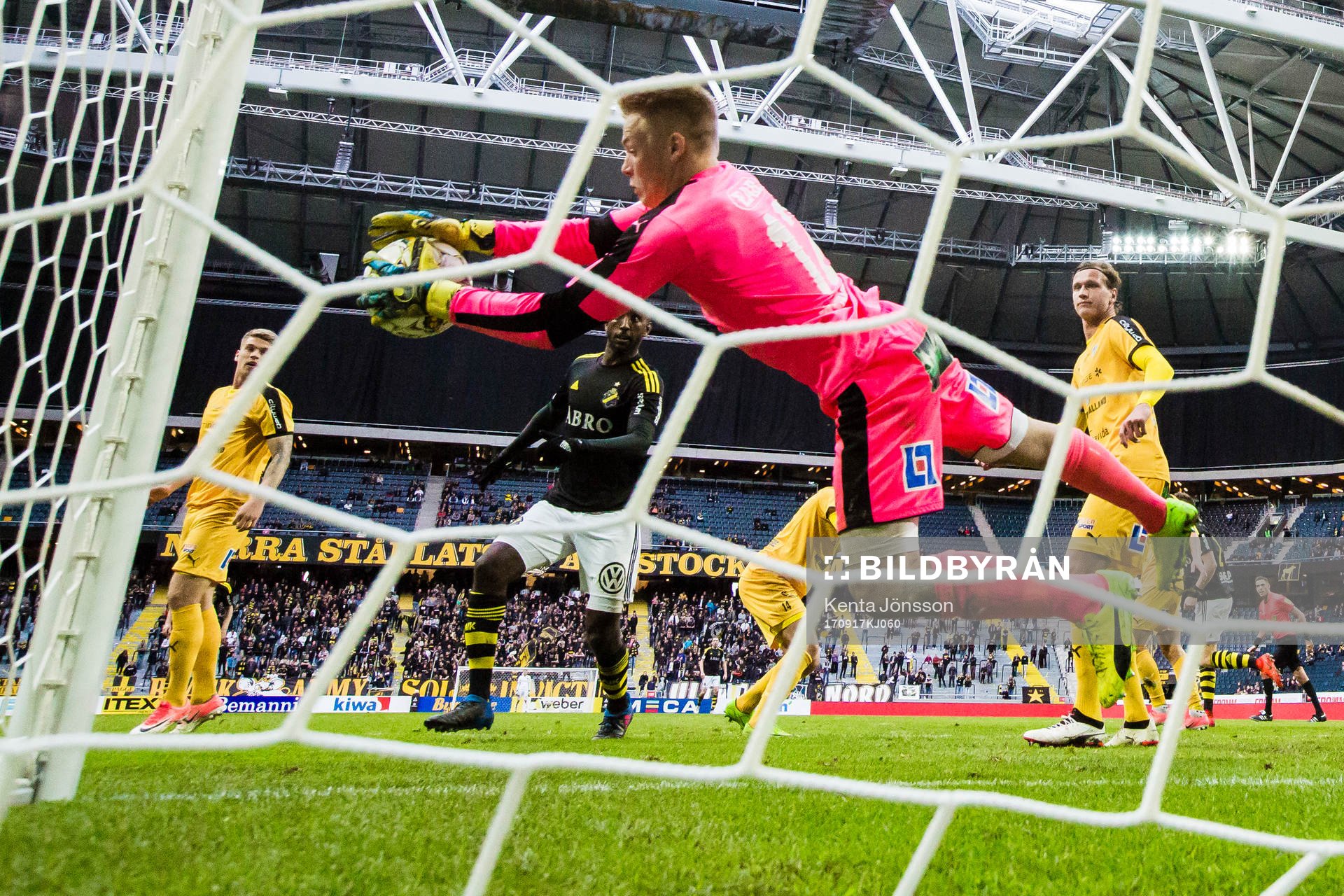 Halmstads målvakt Isak Pettersson med en räddning