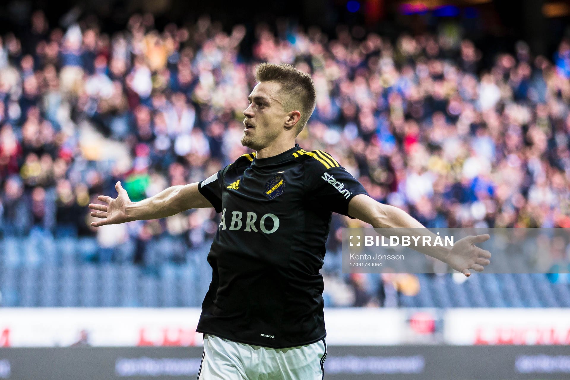 s Rasmus Lindkvist jublar
