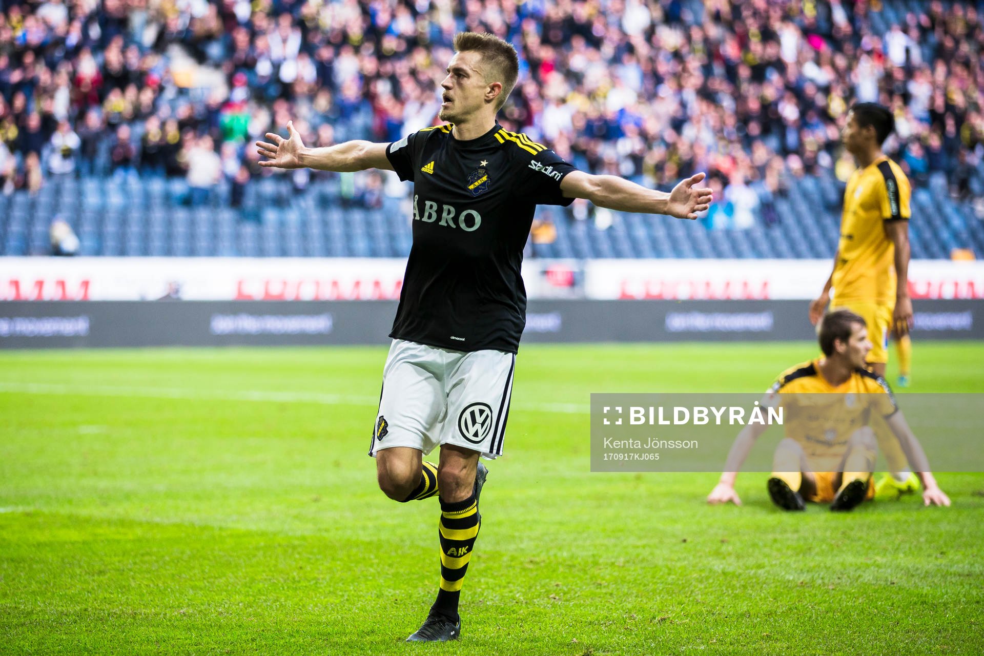 s Rasmus Lindkvist jublar