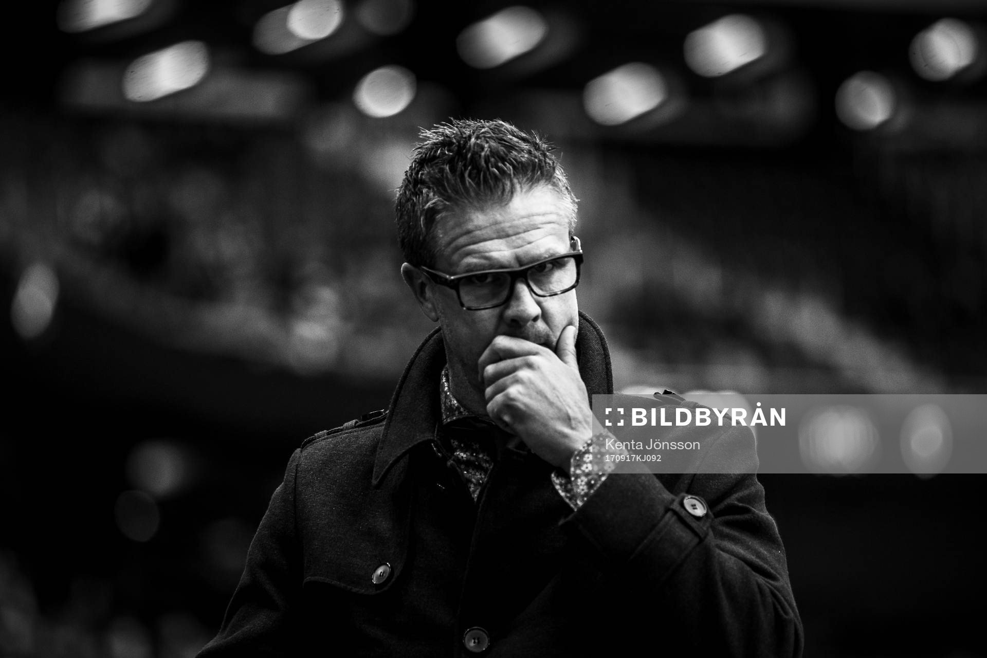 s tränare Rikard Norling innan fotbollsmatchen i