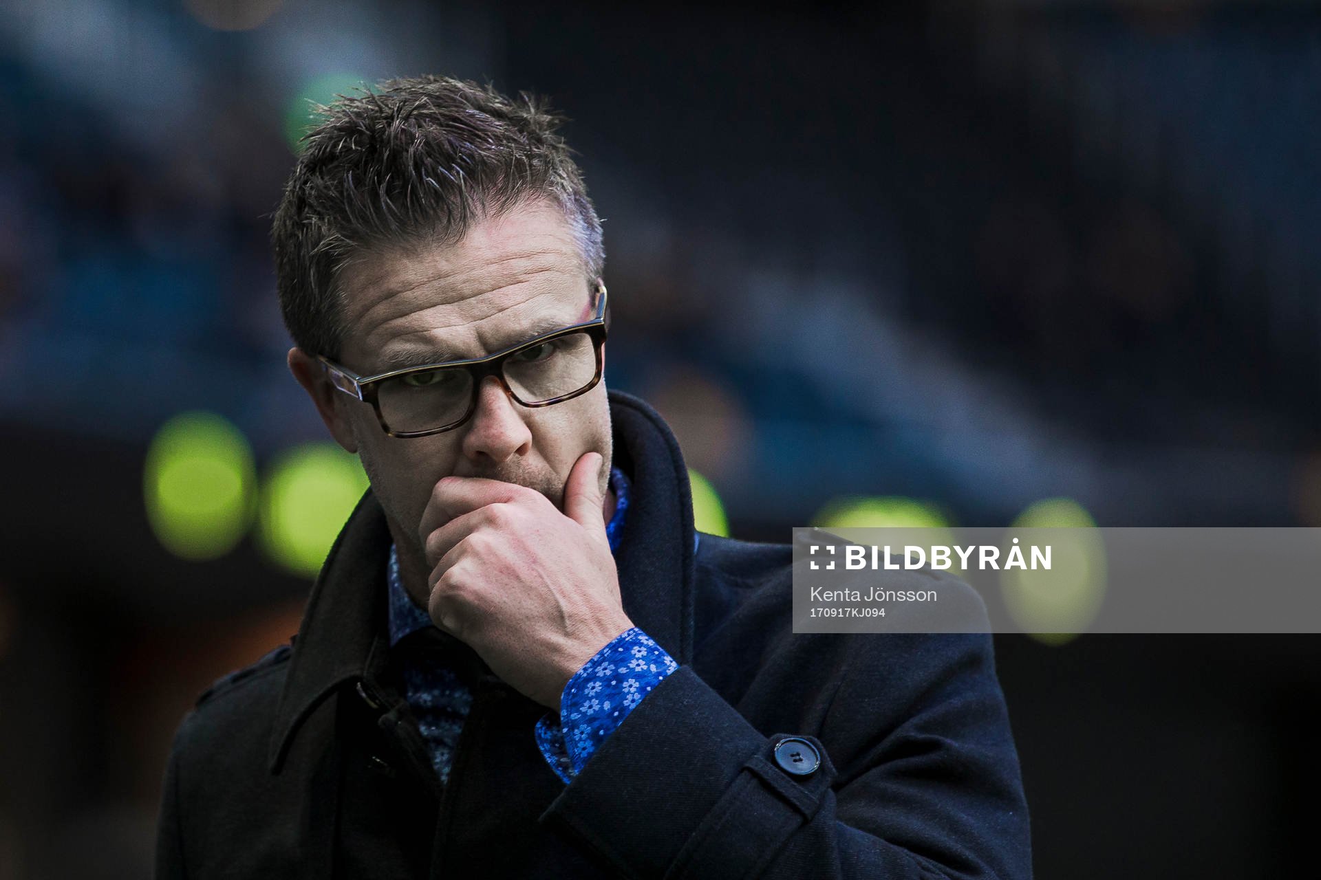 s tränare Rikard Norling innan fotbollsmatchen i