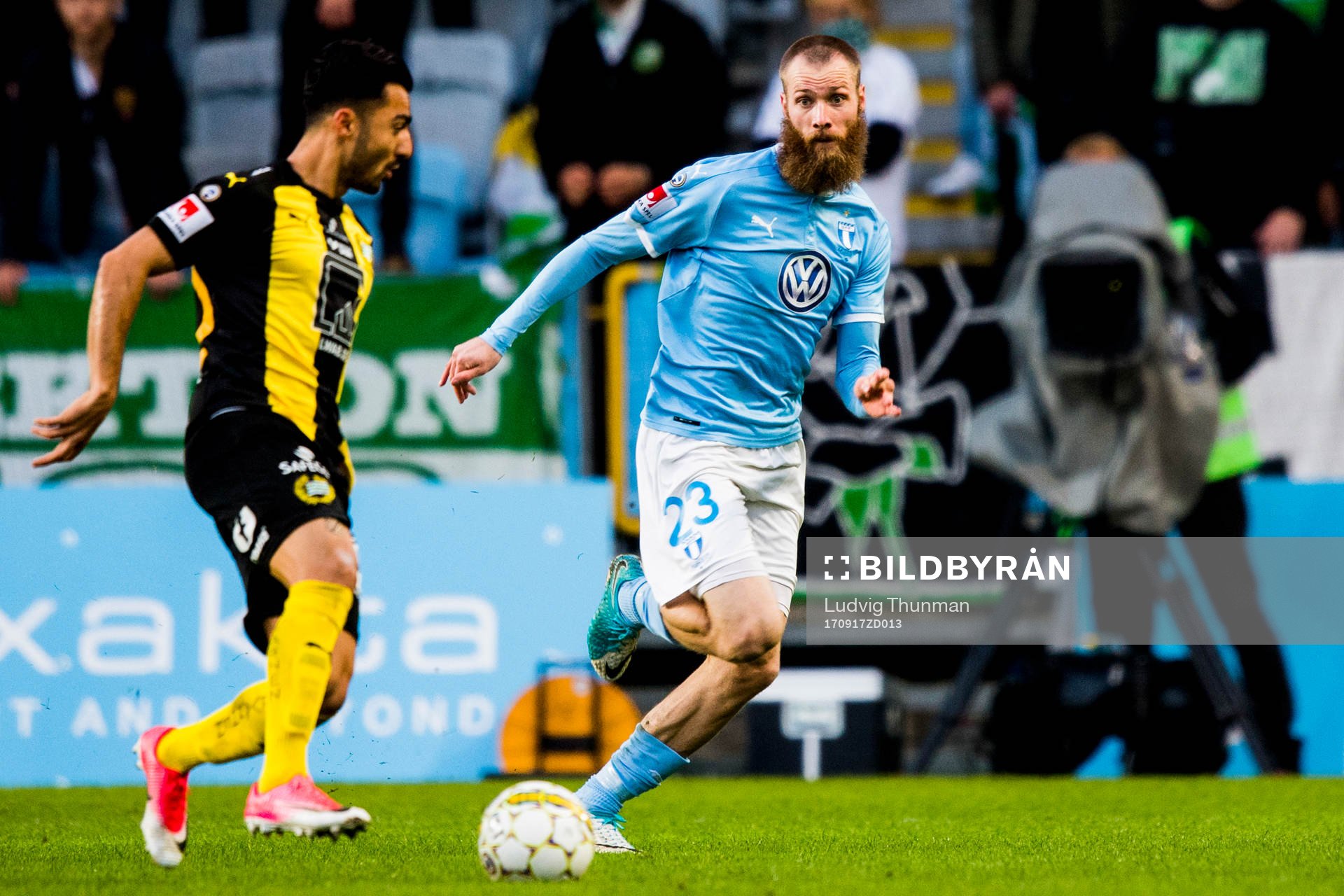 Malmö FFs Jo Inge Berget bevakar Hammarbys Jiloan Hamad
