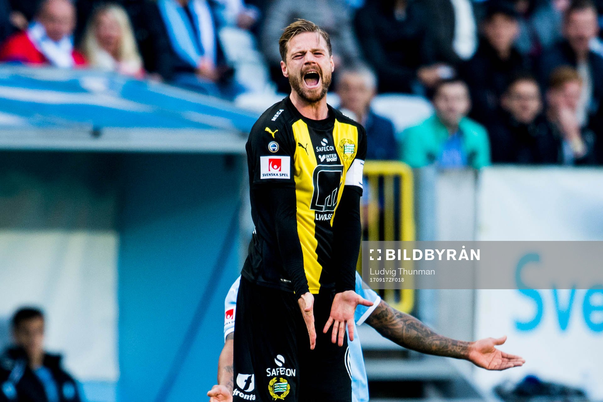 Hammarbys Arnór Smárason reagerar på ett domslut