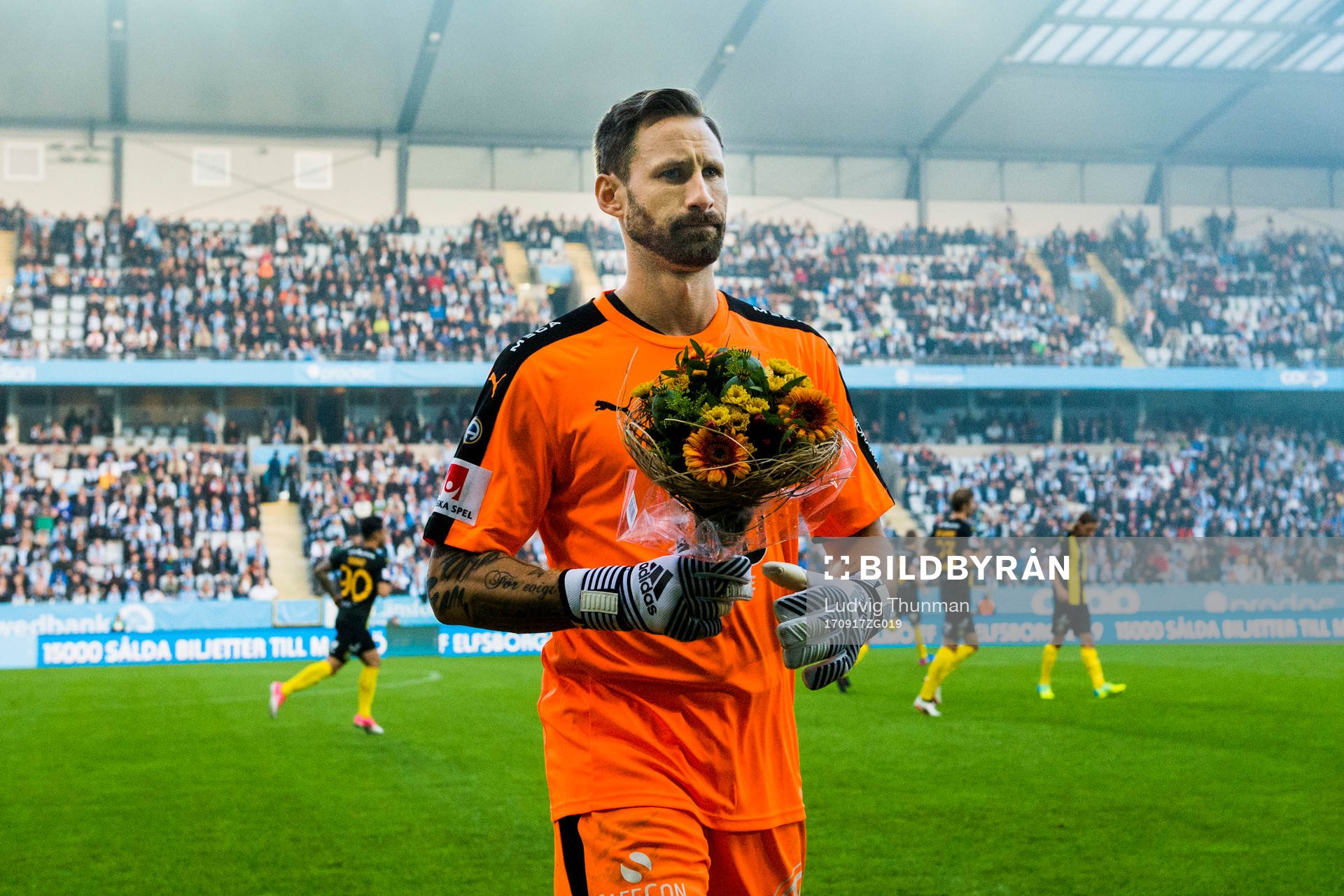 Hammarbys målvakt Johan Wiland får blommor