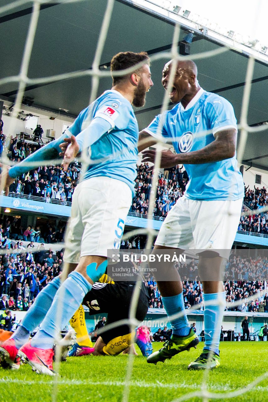 Malmö FFs Erdal Rakip och Carlos Strandberg jublar