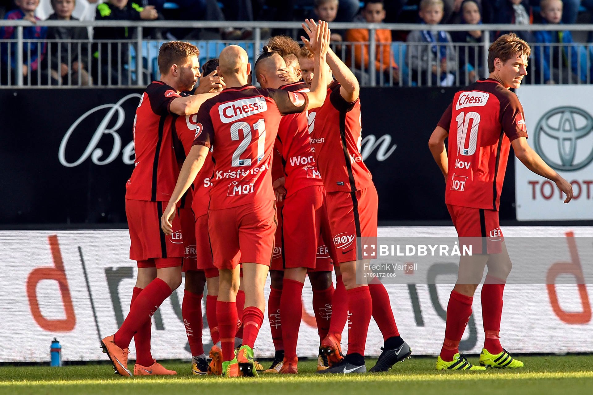 Deyver Vega of Brann celebrates with his teammates