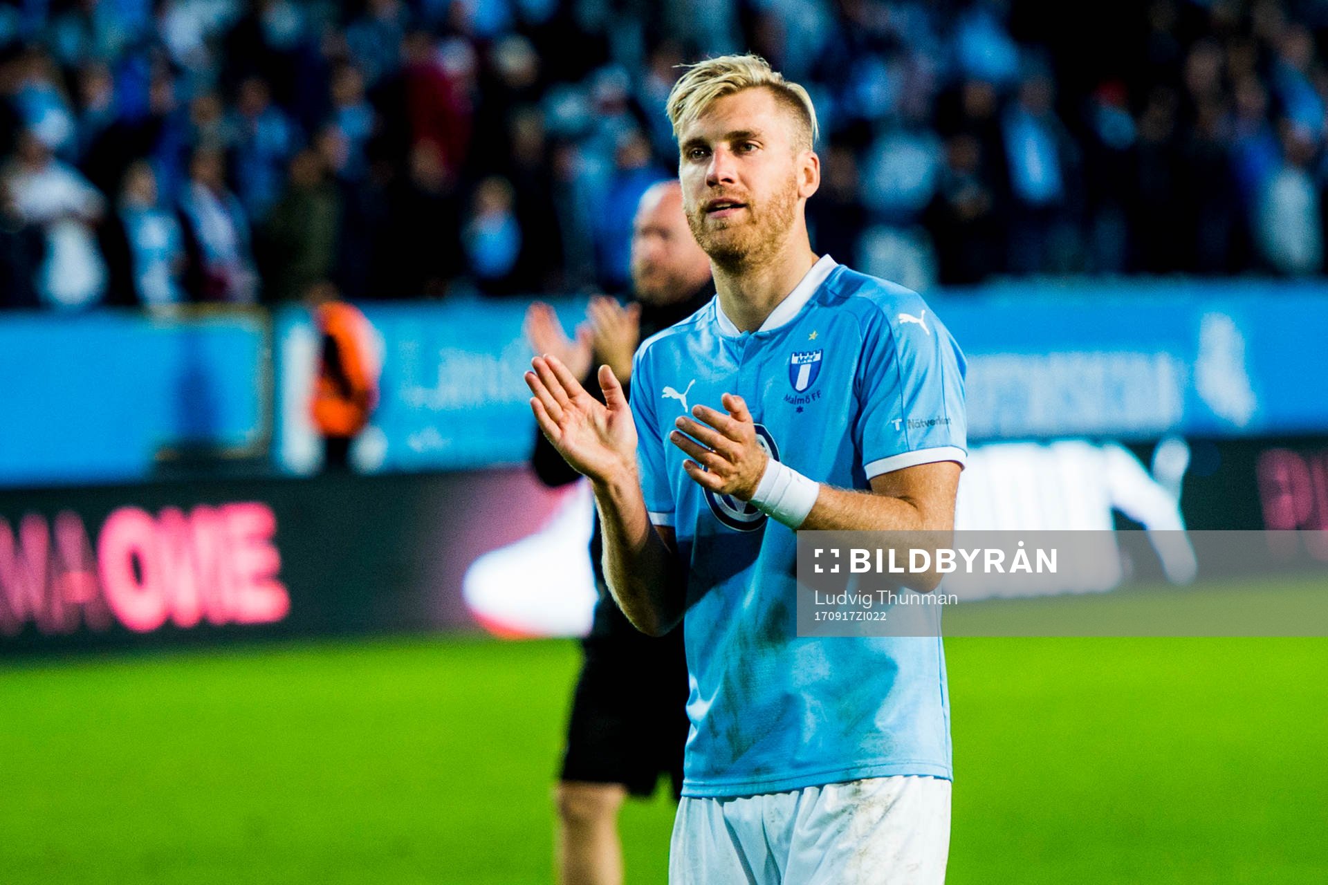 Malmö FFs Rasmus Bengtsson tackar publiken efter fotbollsmatchen i Allsvenskan mellan Malmö FF och Hammarby den 17 september 2017 i Malmö.