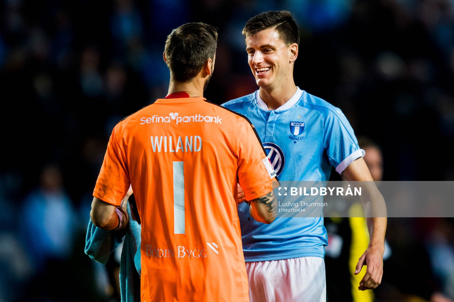Hammarbys målvakt Johan Wiland i samtal med Alexander