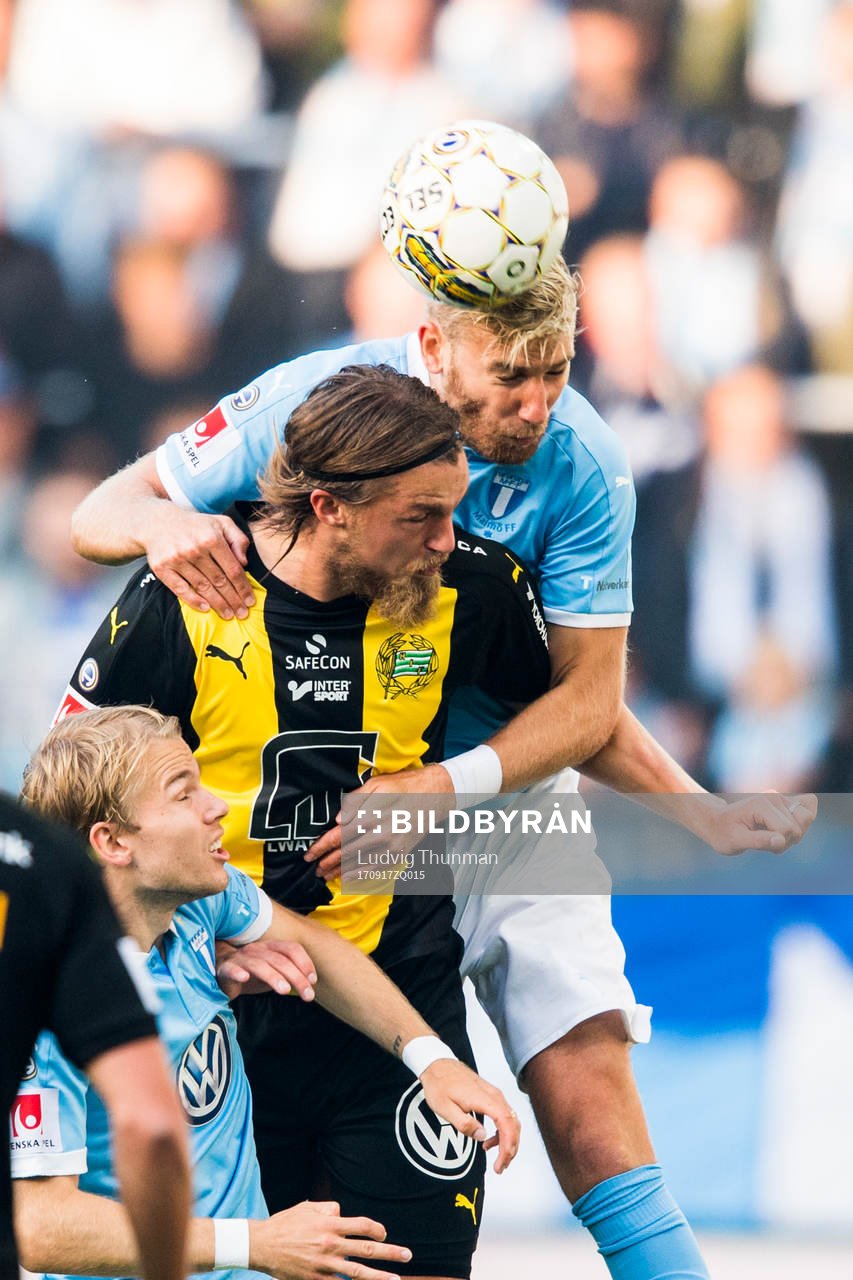 Malmö FFs Rasmus Bengtsson i kamp om bollen med Hammarbys