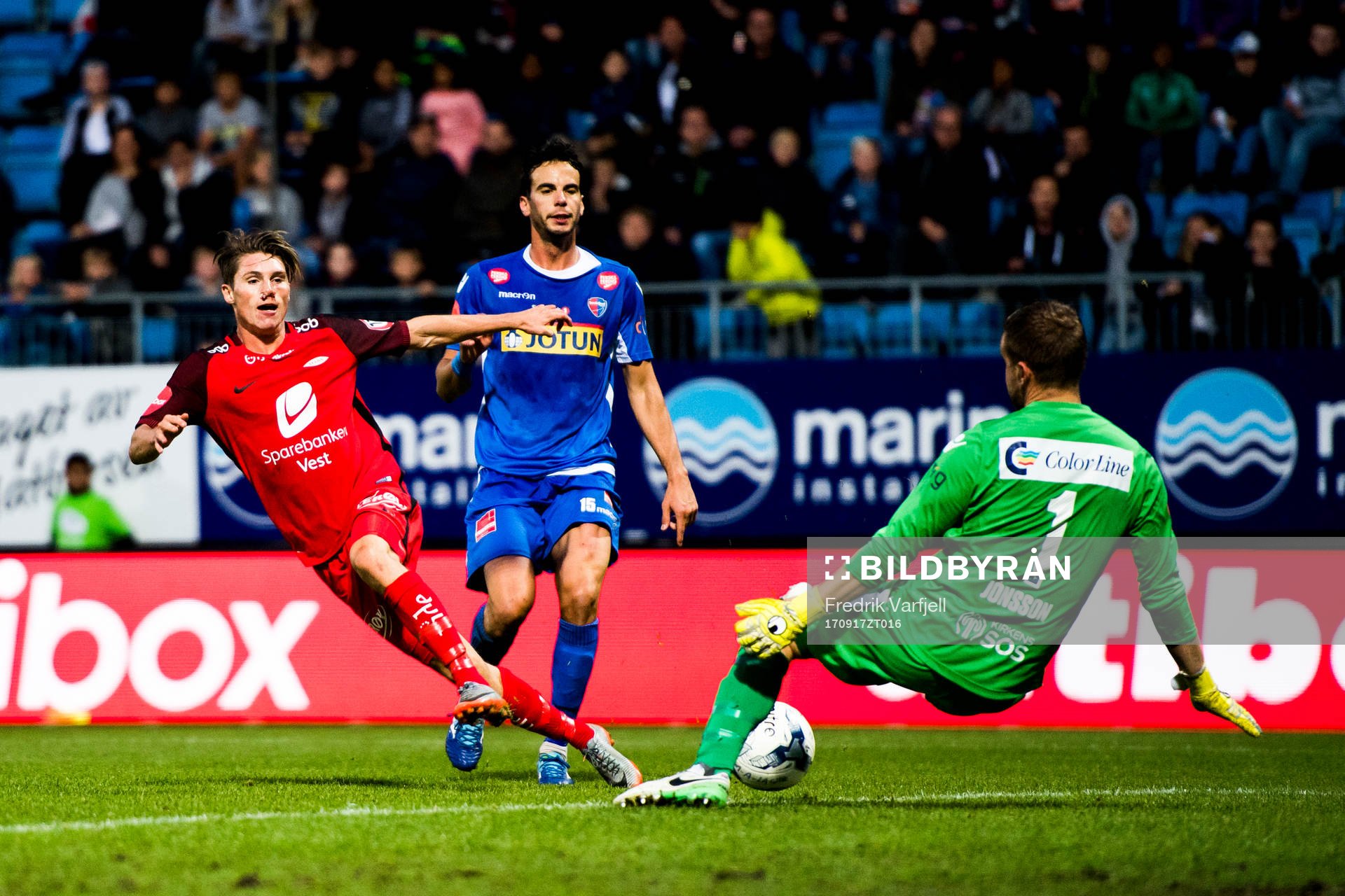 Kasper Skaanes of Brann, Enric Valles Prat and goalkeeper