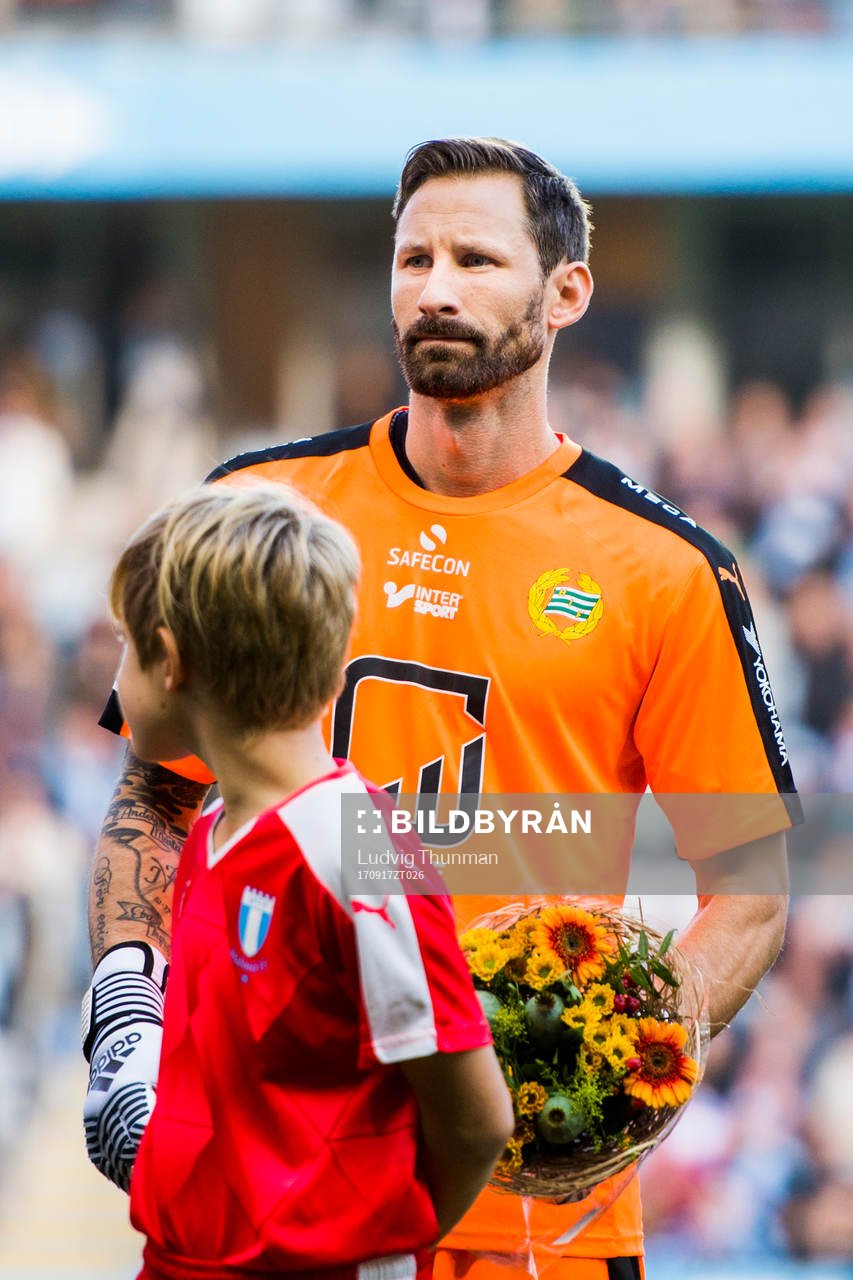 Hammarbys målvakt Johan Wiland får blommor