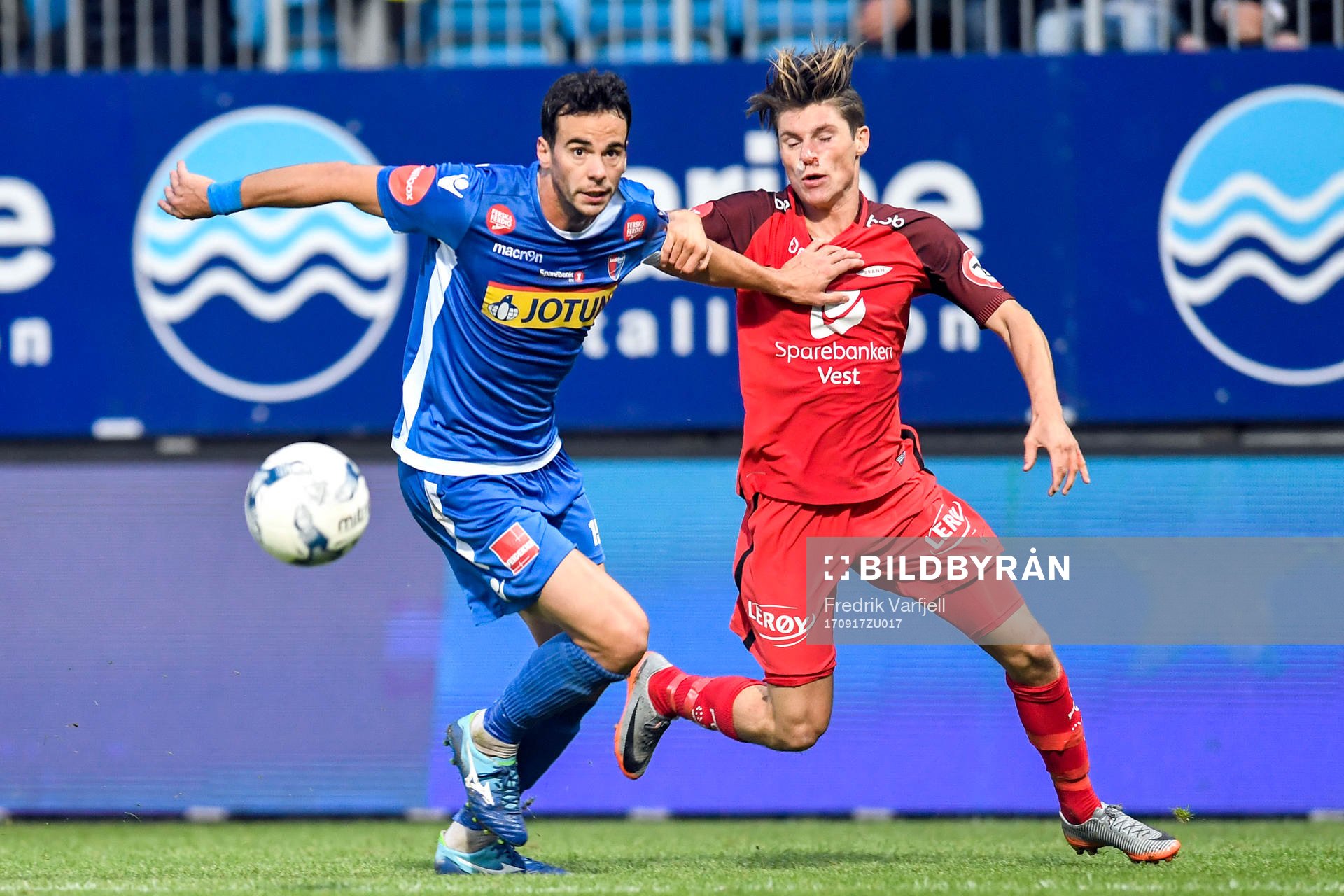 Enric Valles Prat of Sandefjord och Deyver Vega of Brann