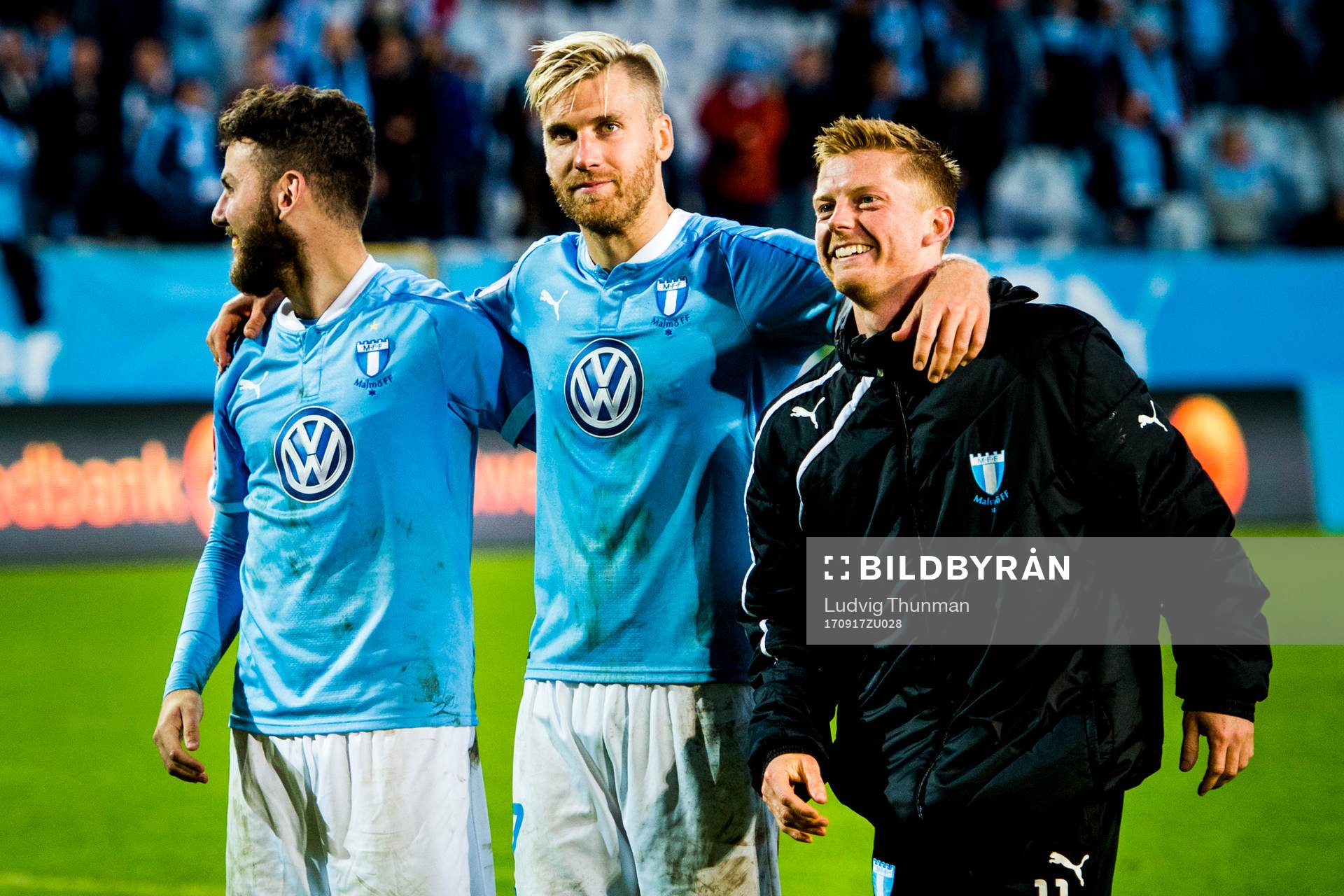 Malmö FFs Rasmus Bengtsson tackar publiken med Erdal Rakip