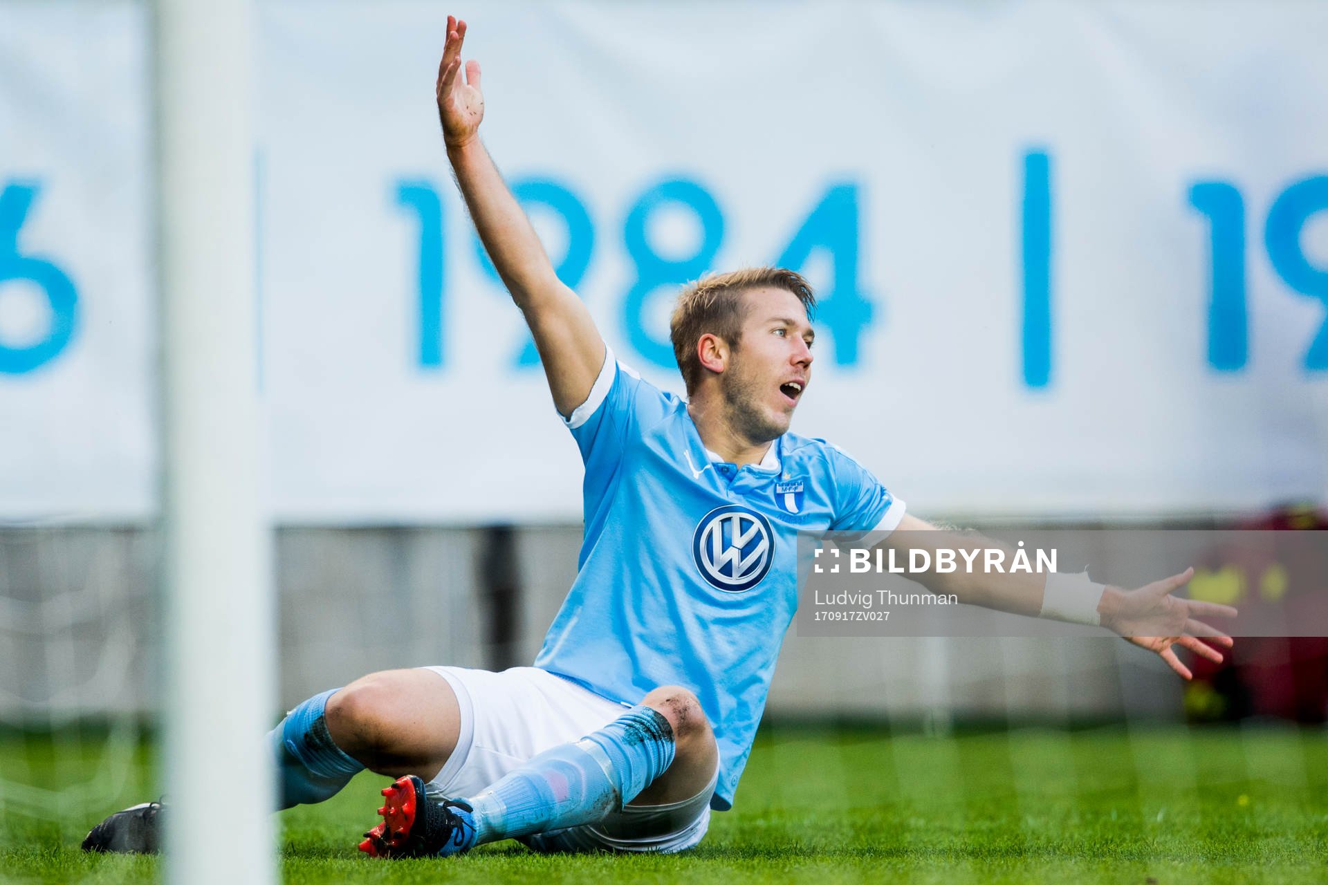 Malmö FFs Anton Tinnerholm reagerar på ett domslut