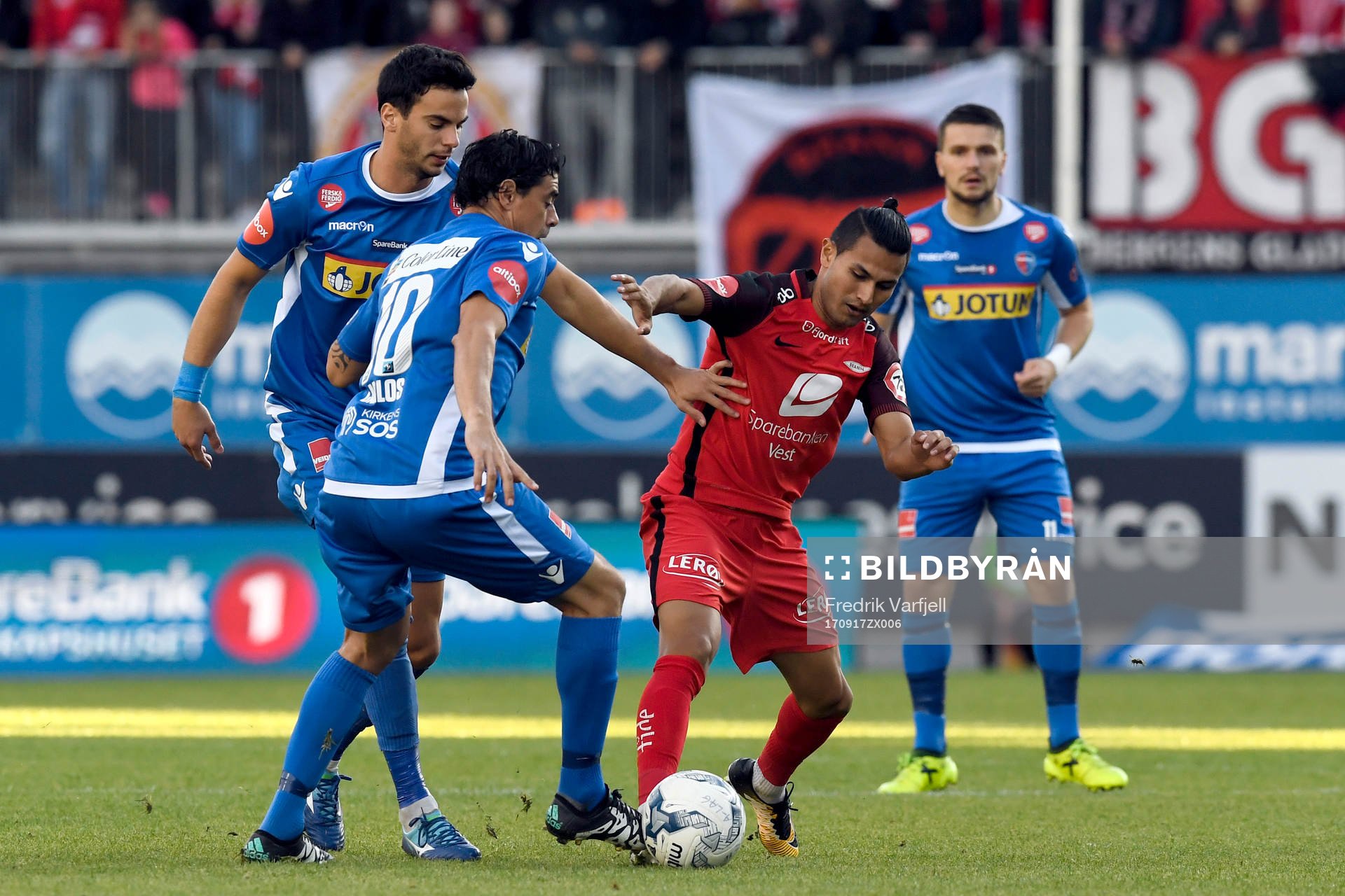 Deyver Vega of Brann and Carlos Javier Grossmüller of