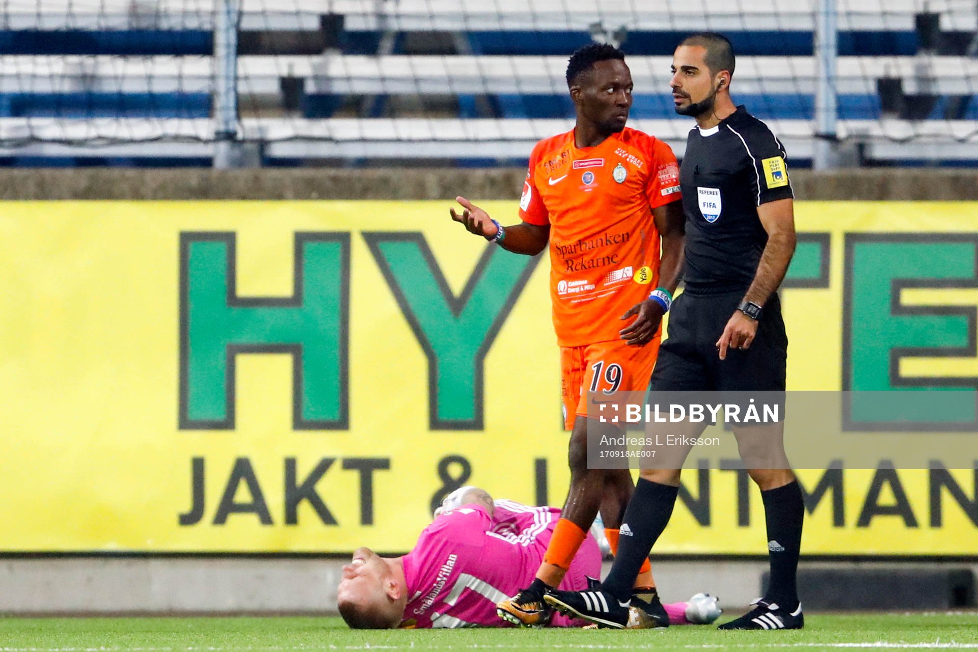 Domare Mohammed Al-Hakim pratar med AFC Eskilstunas Mohamed