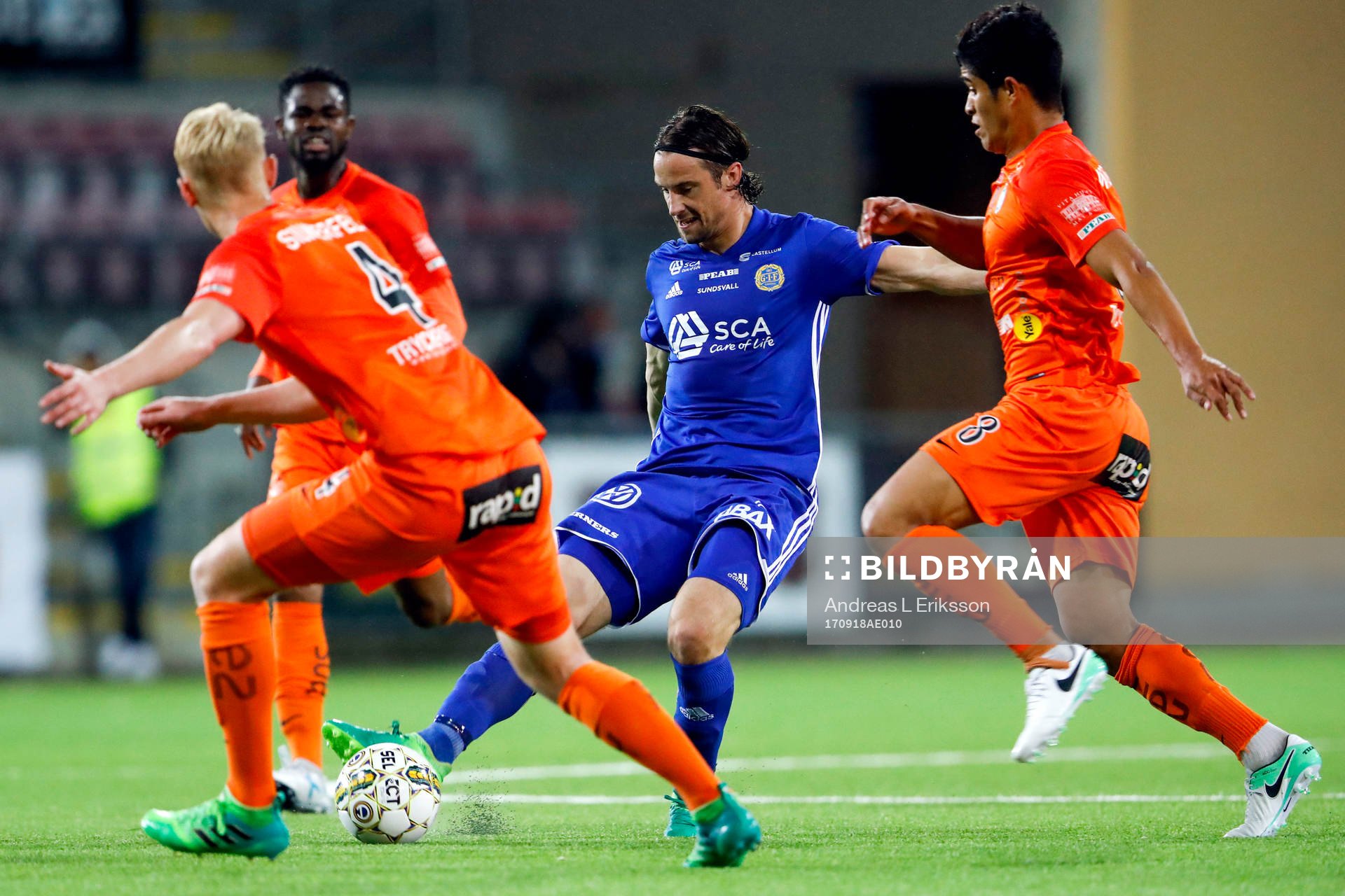 Sundsvalls Linus Hallenius och AFC Eskilstunas Haris Cirak