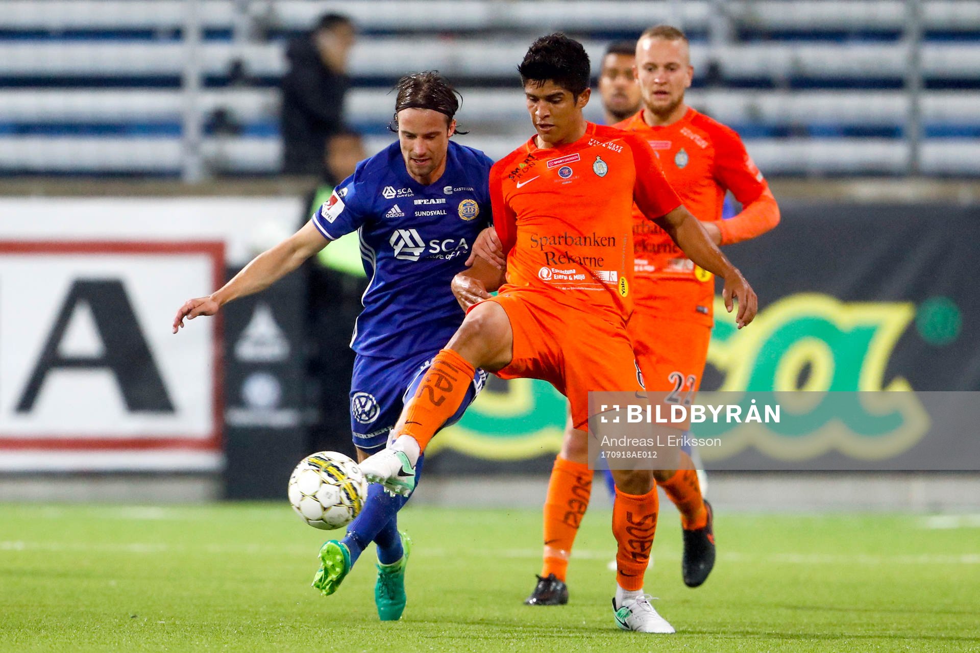 Sundsvalls Linus Hallenius och AFC Eskilstunas Haris Cirak