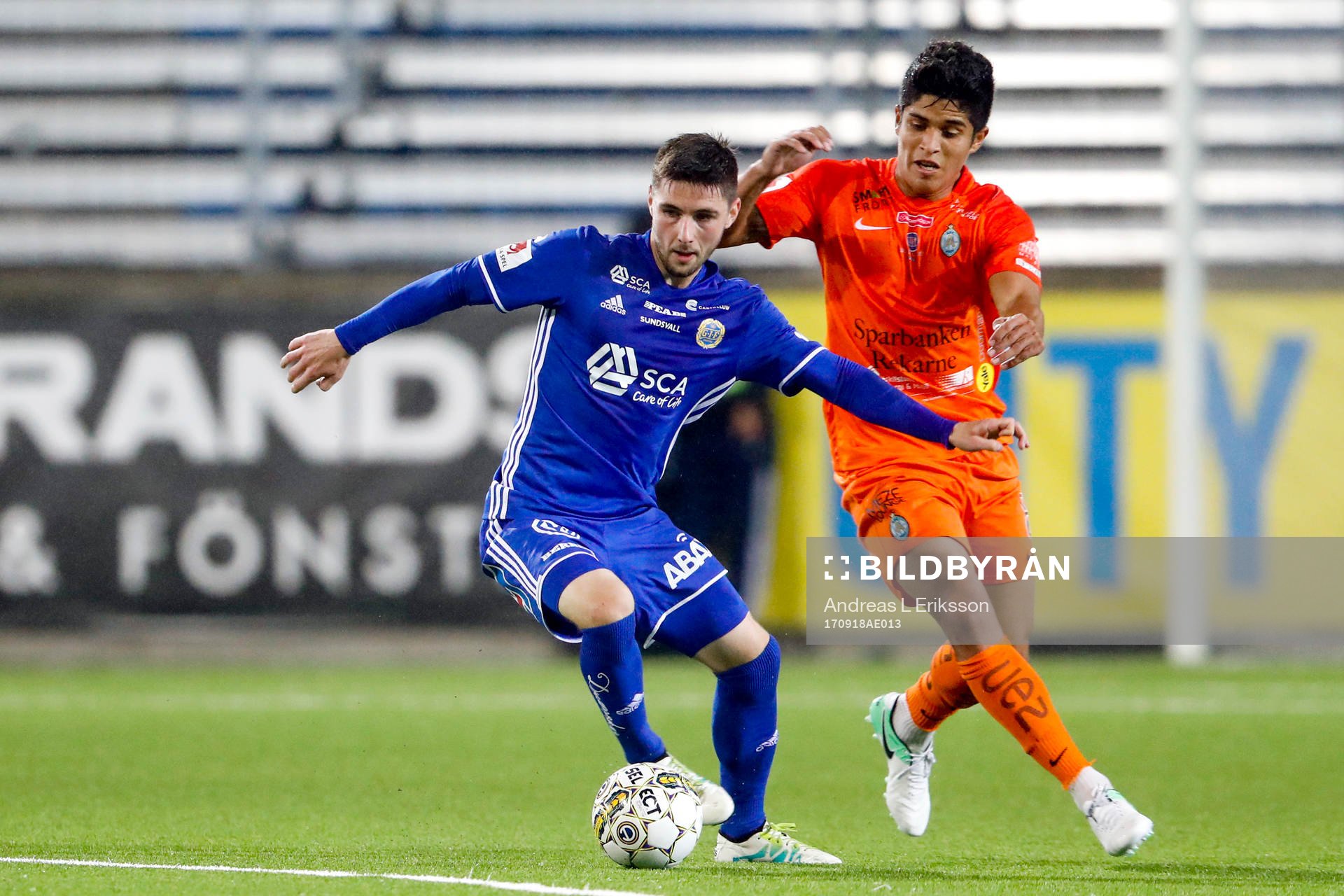 Sundsvalls Krsitinn Freyr Sigurdsson och AFC Eskilstunas Haris Cirak under fotbollsmatchen i Allsvenskan mellan AFC Eskilstuna och Gif Sundsvall den 18 september 2017 i Stockholm.