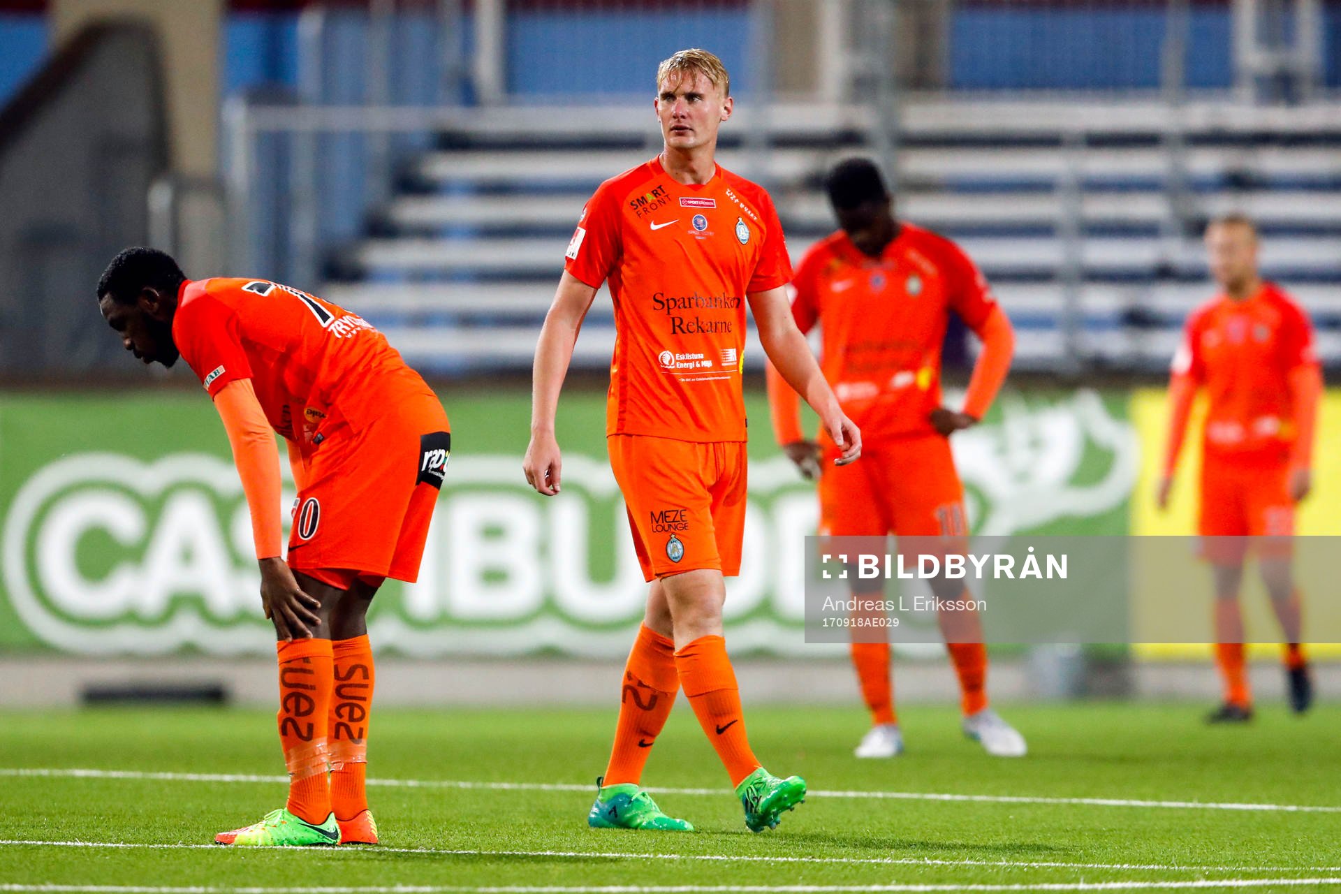 AFC Eskilstunas Chidi Omeje och Ludvig Öhman deppar