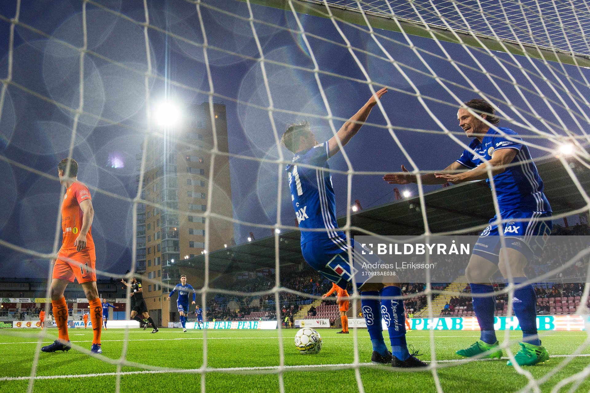 Sundsvalls Eric Larsson jublar tillsammans med Linus Hallenius som gjort 0-1 för Sundsvall under fotbollsmatchen i Allsvenskan mellan AFC Eskilstuna och GIF Sundsvall den 18 september 2017 i Stockholm.