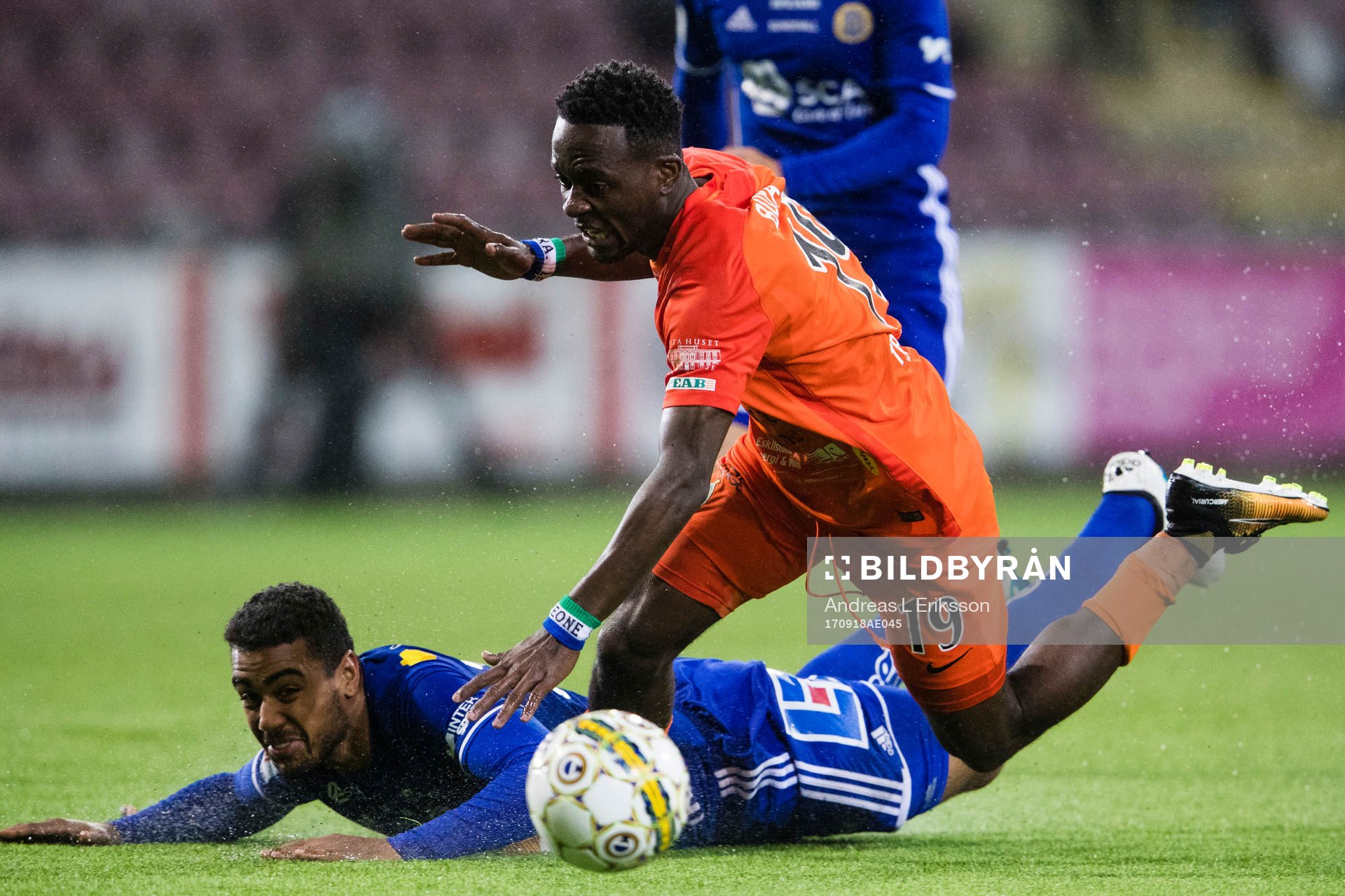Sundsvalls Noah Sonko Sundberg i kamp om bollen med AFC