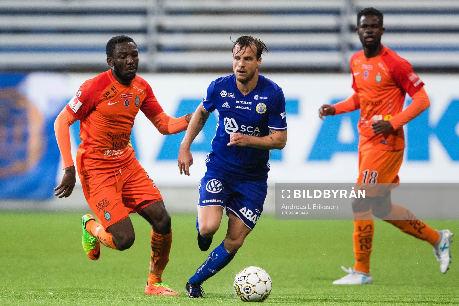 AFC Eskilstunas Chidi Omeje jagar Sundsvalls Eric Larsson