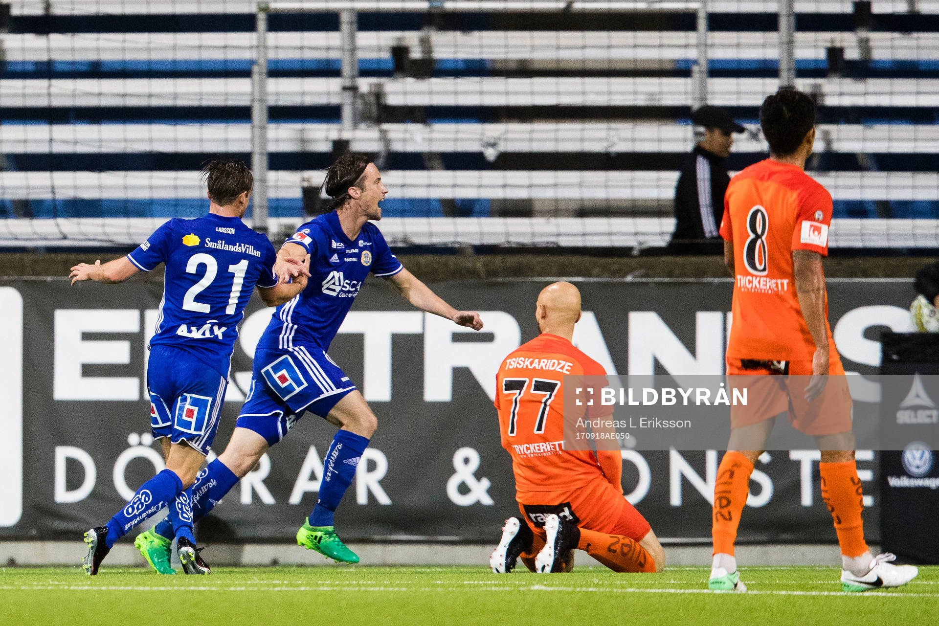 Sundsvalls Linus Hallenius jublar tillsammans  med Eric