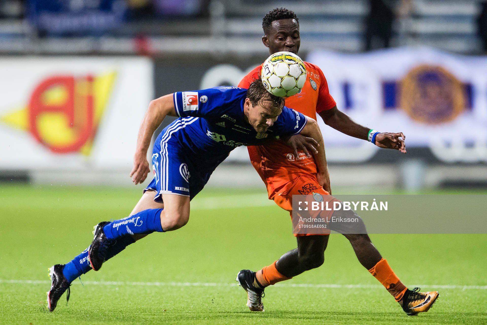 Sundsvalls Eric Larsson i kamp om bollen med AFC