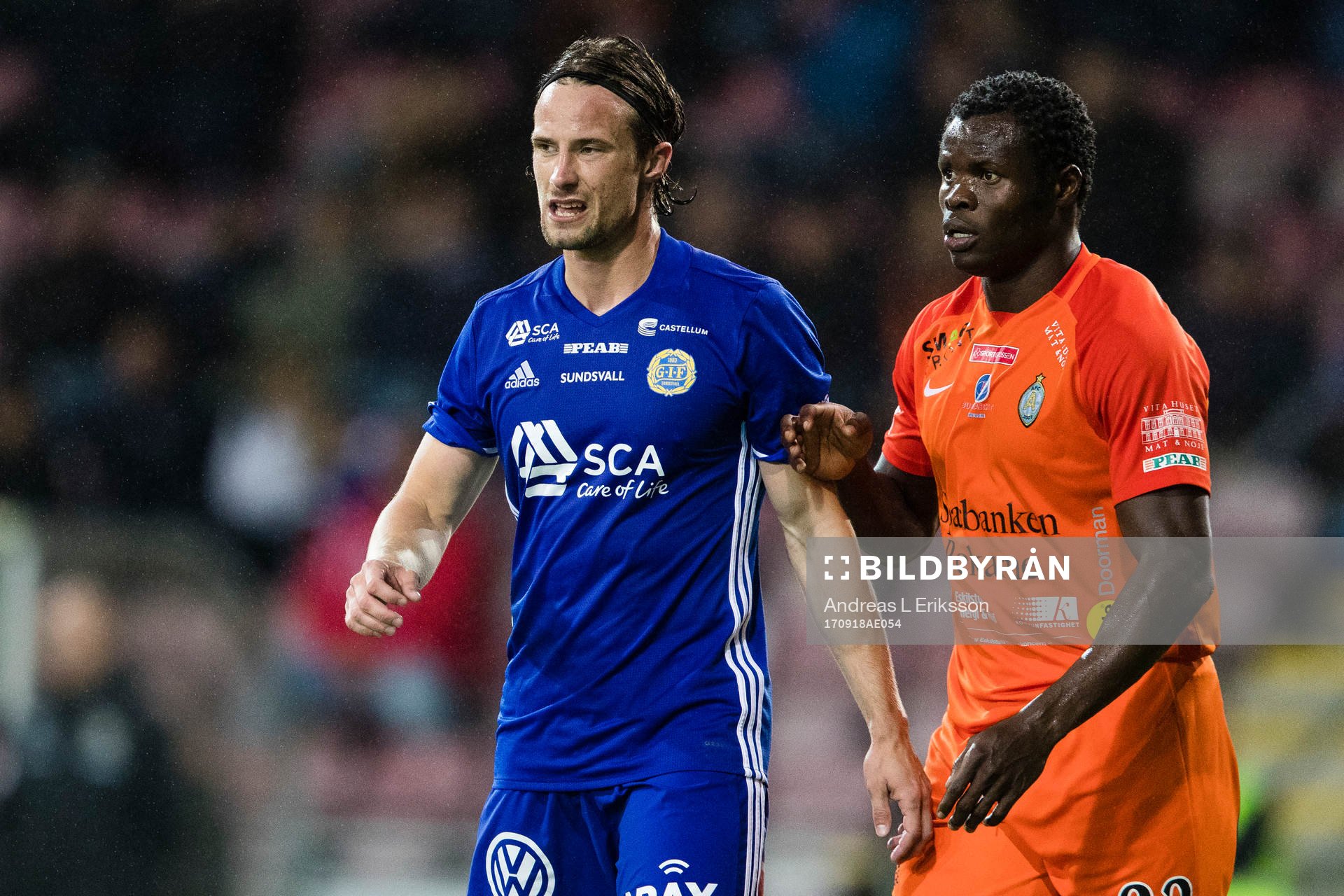 Sundsvalls Linus Hallenius och AFC Eskilstunas Taye Taiwo under fotbollsmatchen i Allsvenskan mellan AFC Eskilstuna och GIF Sundsvall den 18 september 2017 i Stockholm.