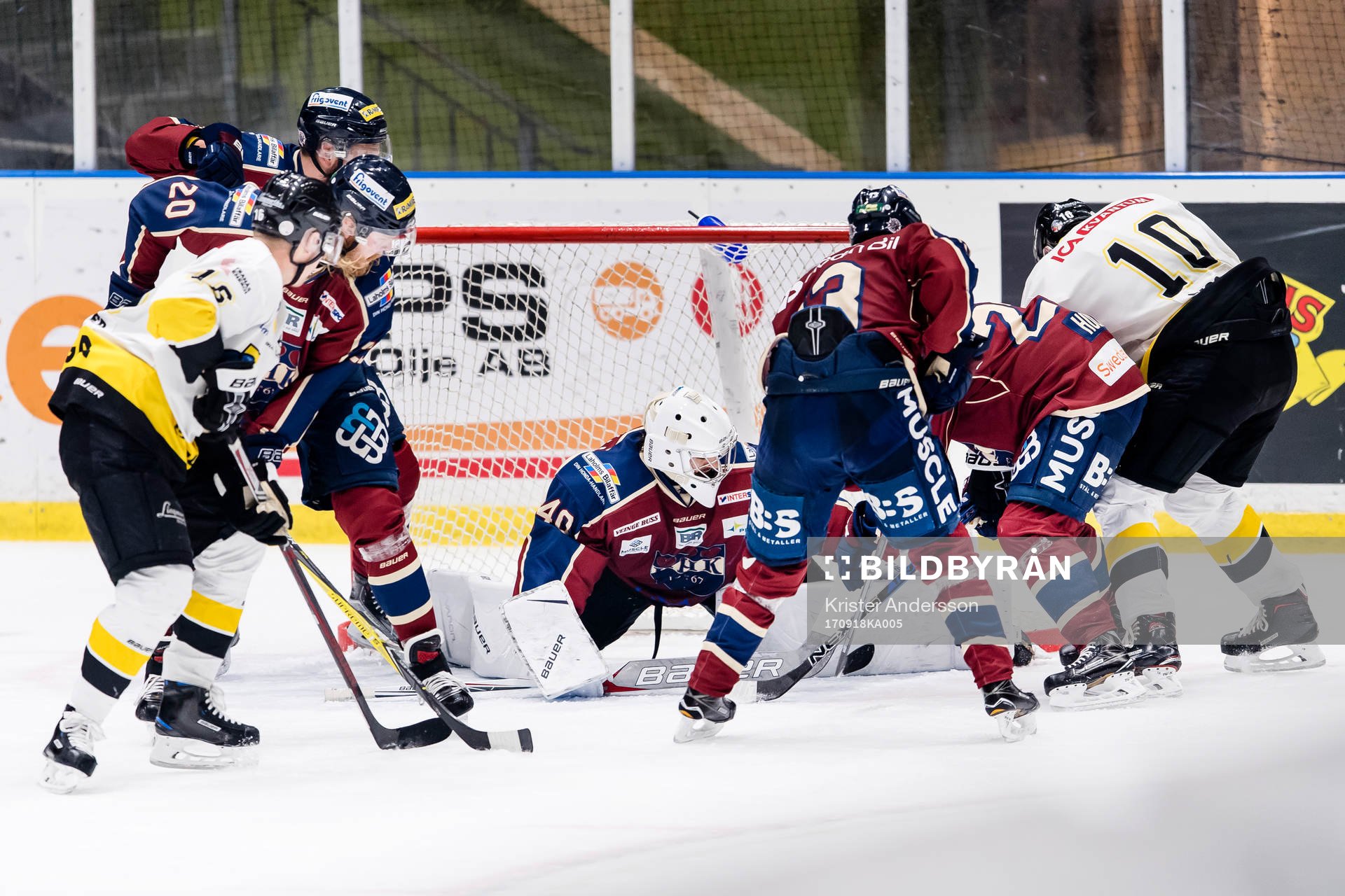Halmstads målvakt Adam Ahrnberg försöker blockera pucken