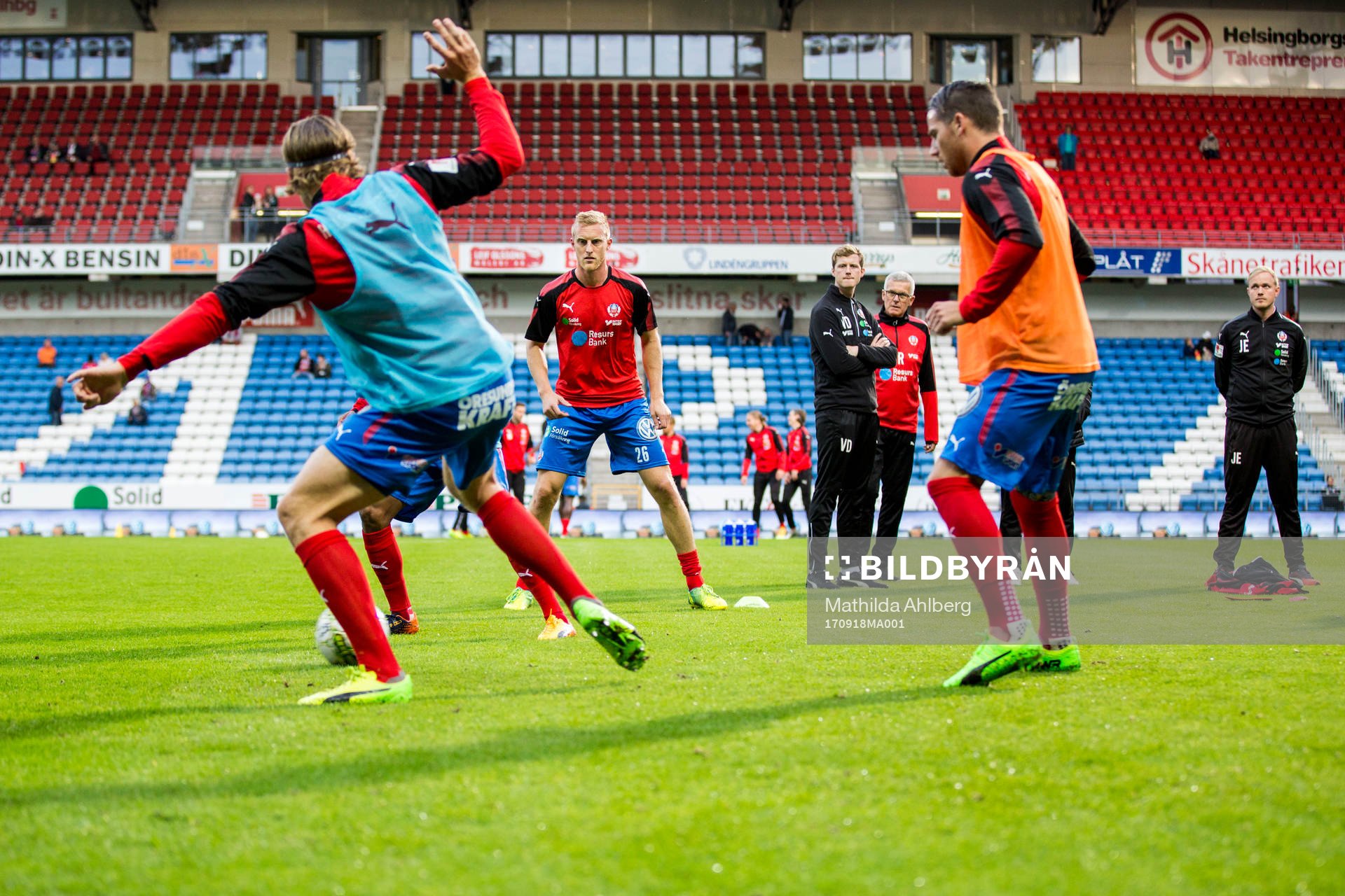 Helsingborgs Peter Larsson värmer upp