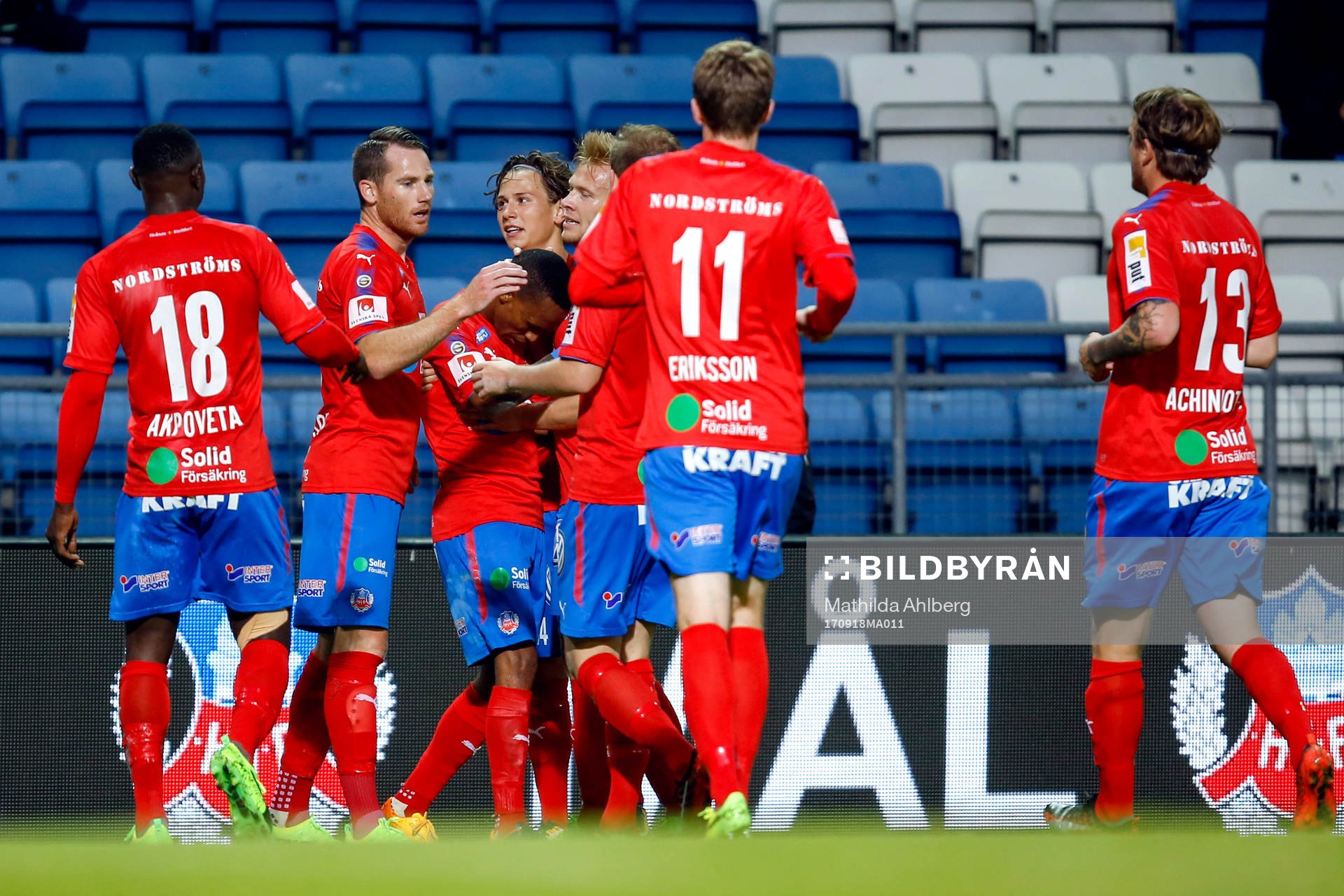 Helsingborgs Bradley Surprise Ralani jublar med lagkamrater efter 1-0 under fotbollsmatchen i Superettan mellan Helsingborg och Varberg den 18 september 2017 i Helsingborg.