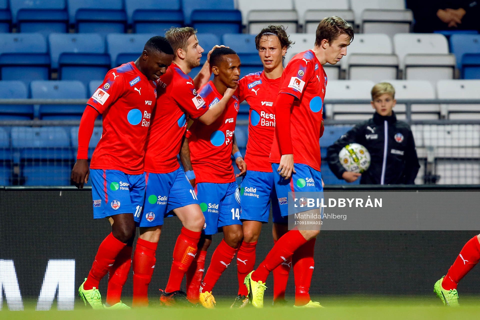 Helsingborgs Bradley Surprise Ralani jublar med lagkamrater
