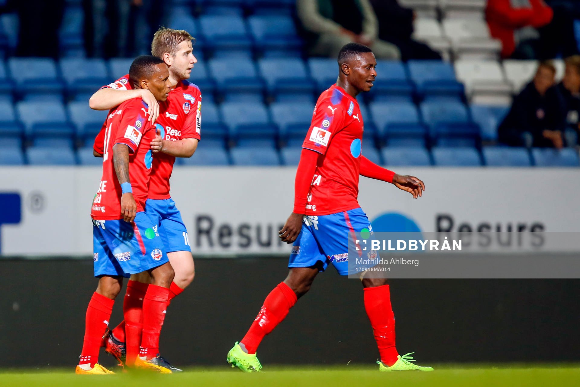 Helsingborgs Bradley Surprise Ralani jublar med lagkamrater