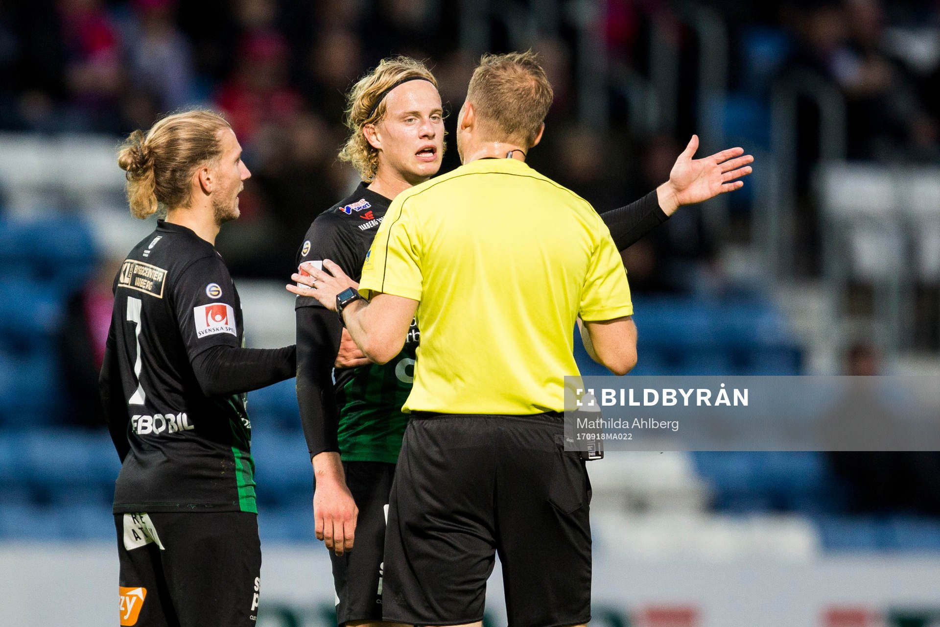 Varbergs Gustav Berggren i diskussion med domare Johan