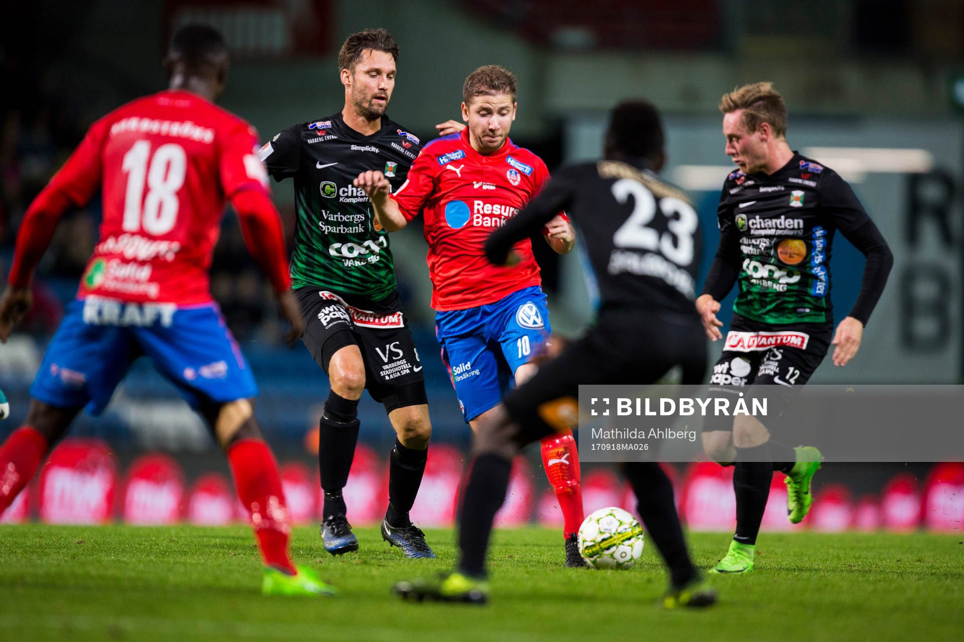 Helsingborgs Darijan Bojanic försöker ta sig igenom