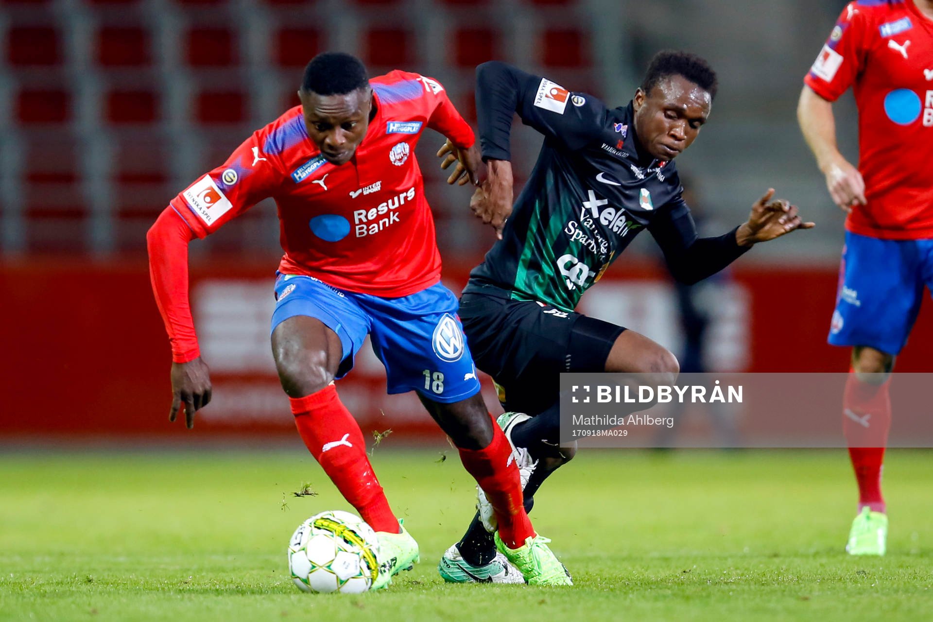 Helsingborgs Oke Akpoveta och Varbergs Lawson Sabah