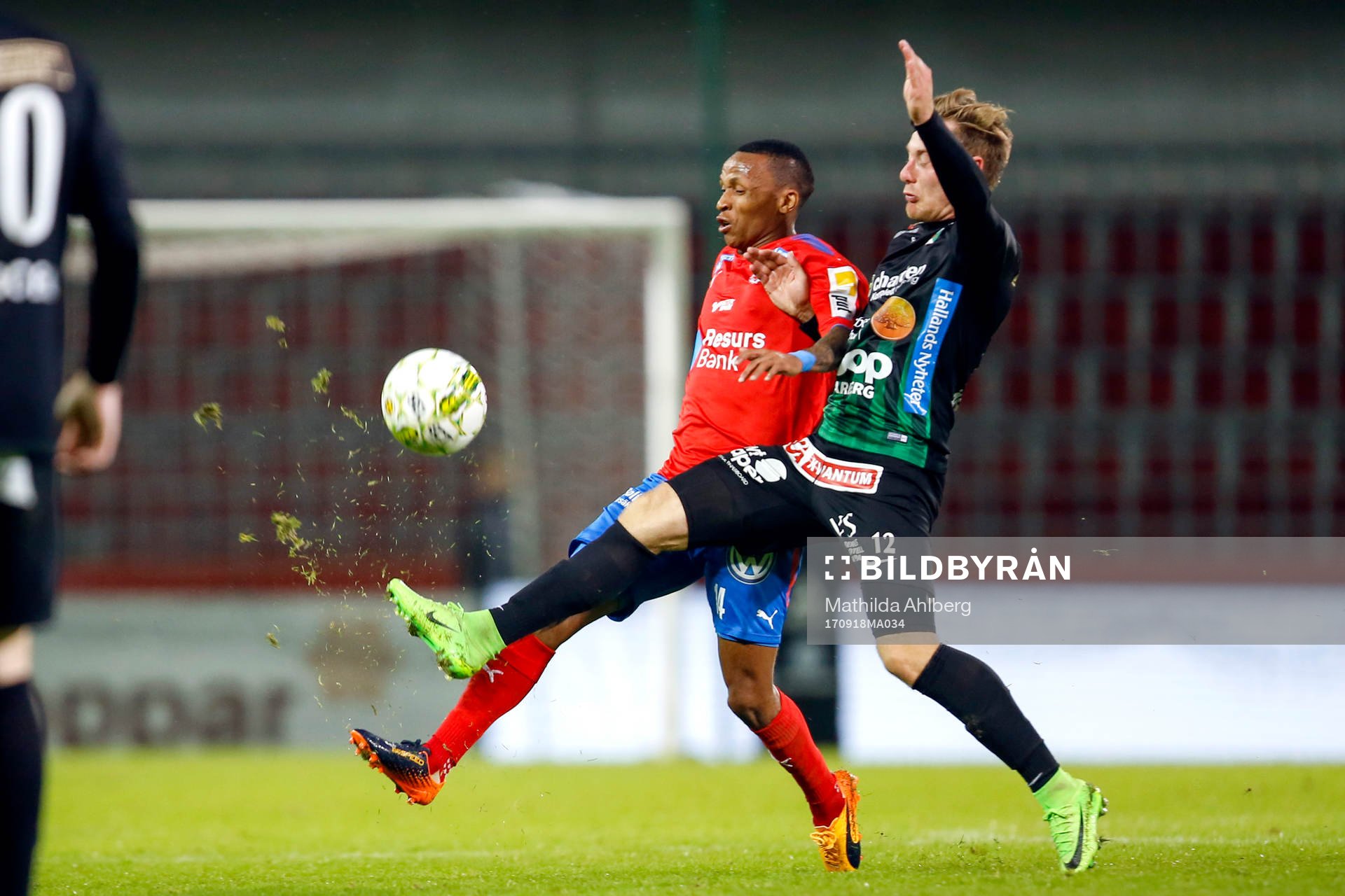 Helsingborgs Bradley Surprise Ralani och Varbergs Christoffer Arvidsson under fotbollsmatchen i Superettan mellan Helsingborg och Varberg den 18 september 2017 i Helsingborg.