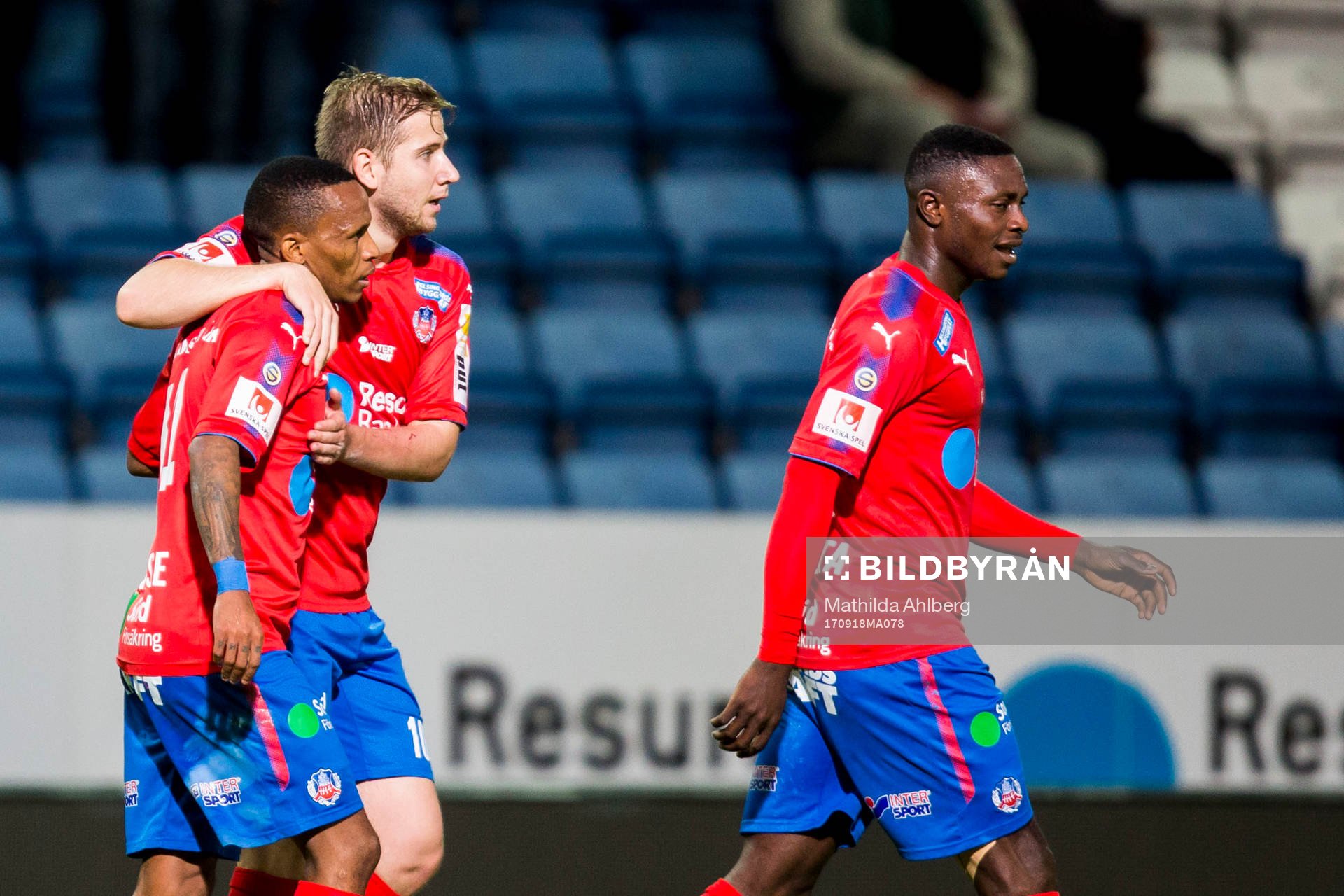 Helsingborgs Bradley Surprise Ralani jublar med lagkamrater