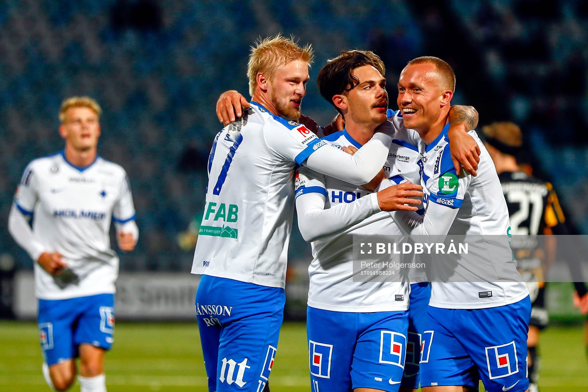 Norrköpings David Moberg Karlsson jublar med lagkamrater