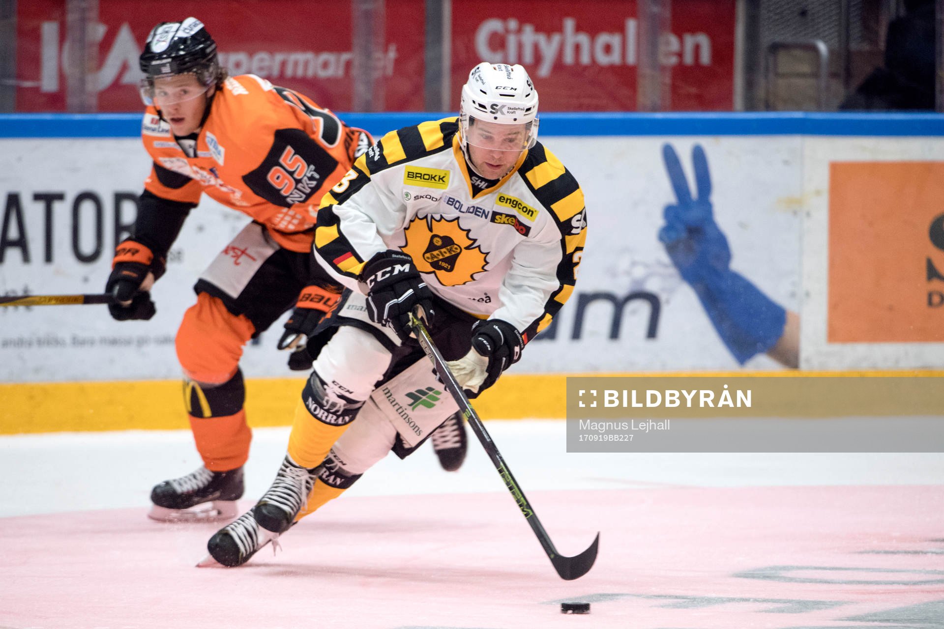 Skellefteås Mark Katic och Karlskronas Carl Persson