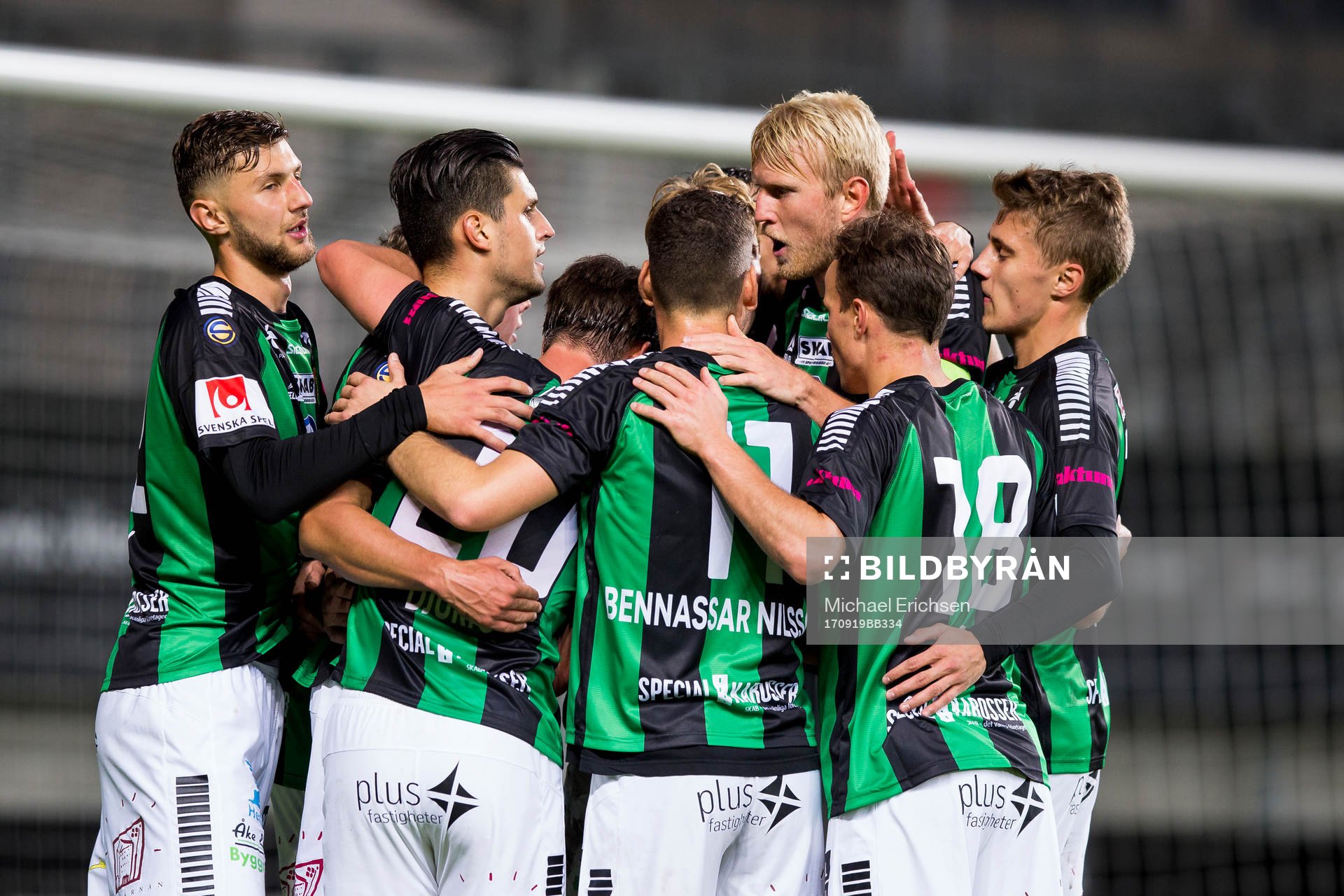 GAIS Dusan Djuric jublar och omfamnas av lagkamrater