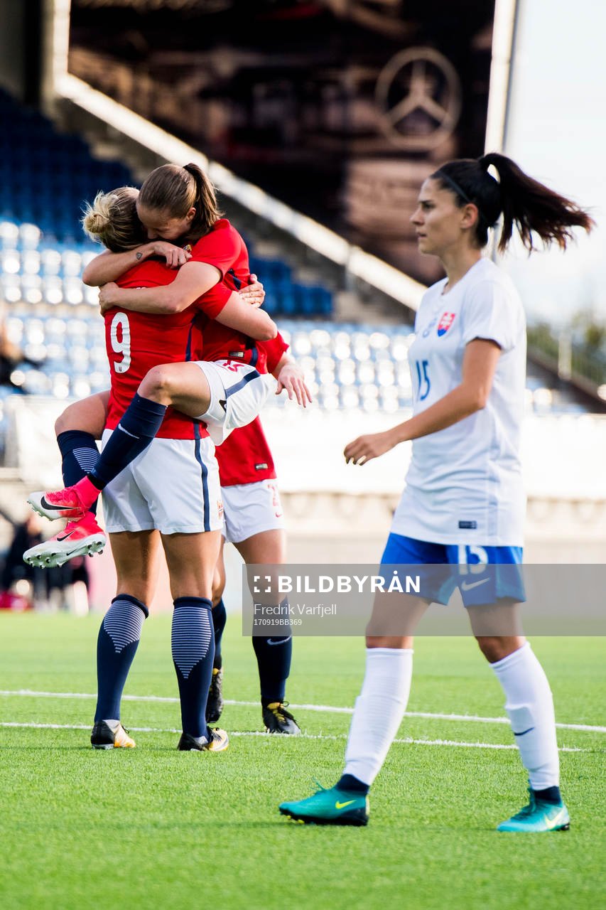 Elise Thorsnes celebrates with her teammate Guro Reiten
