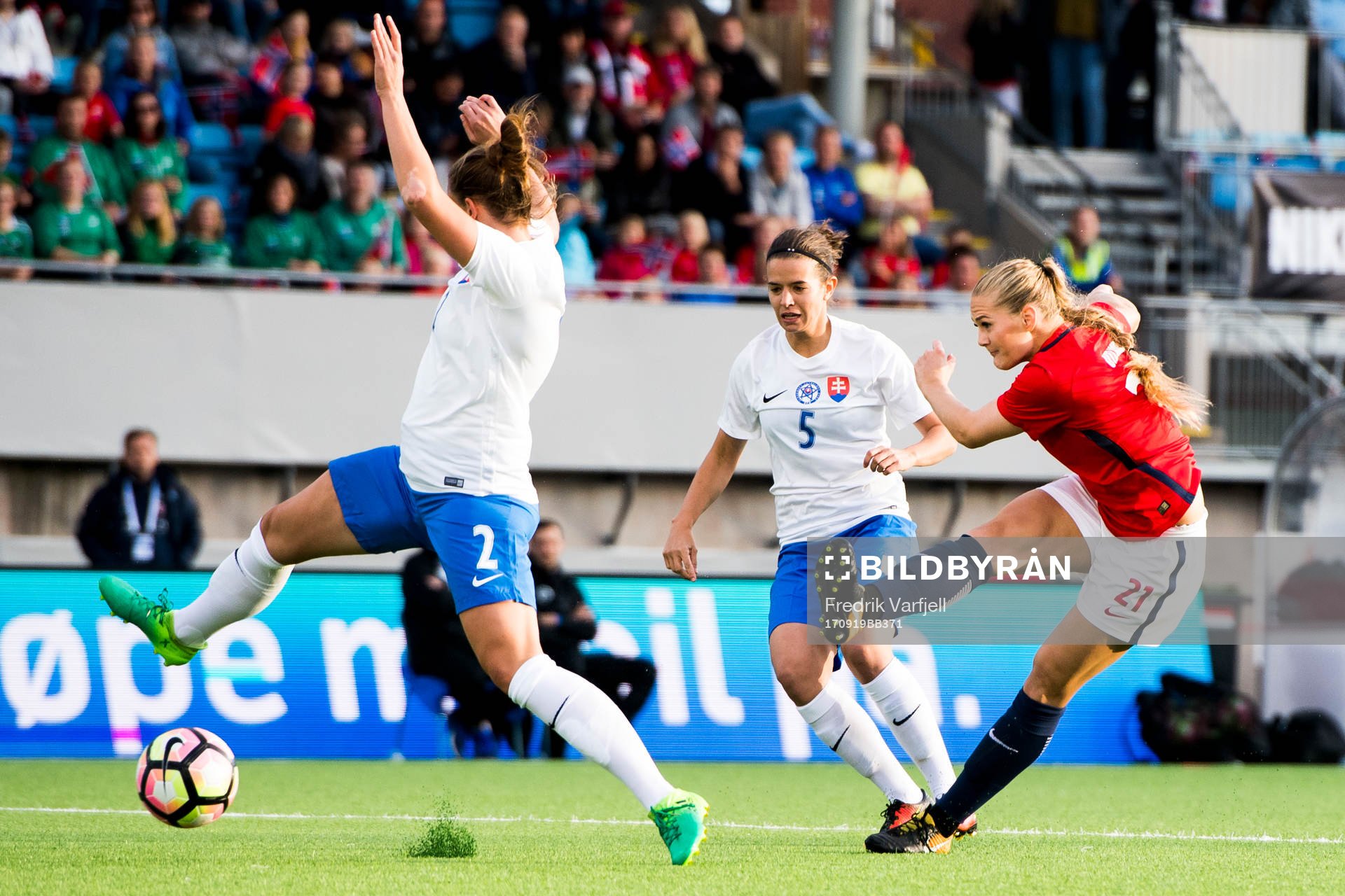 Lisa-Marie Utland shoots to score 1-0